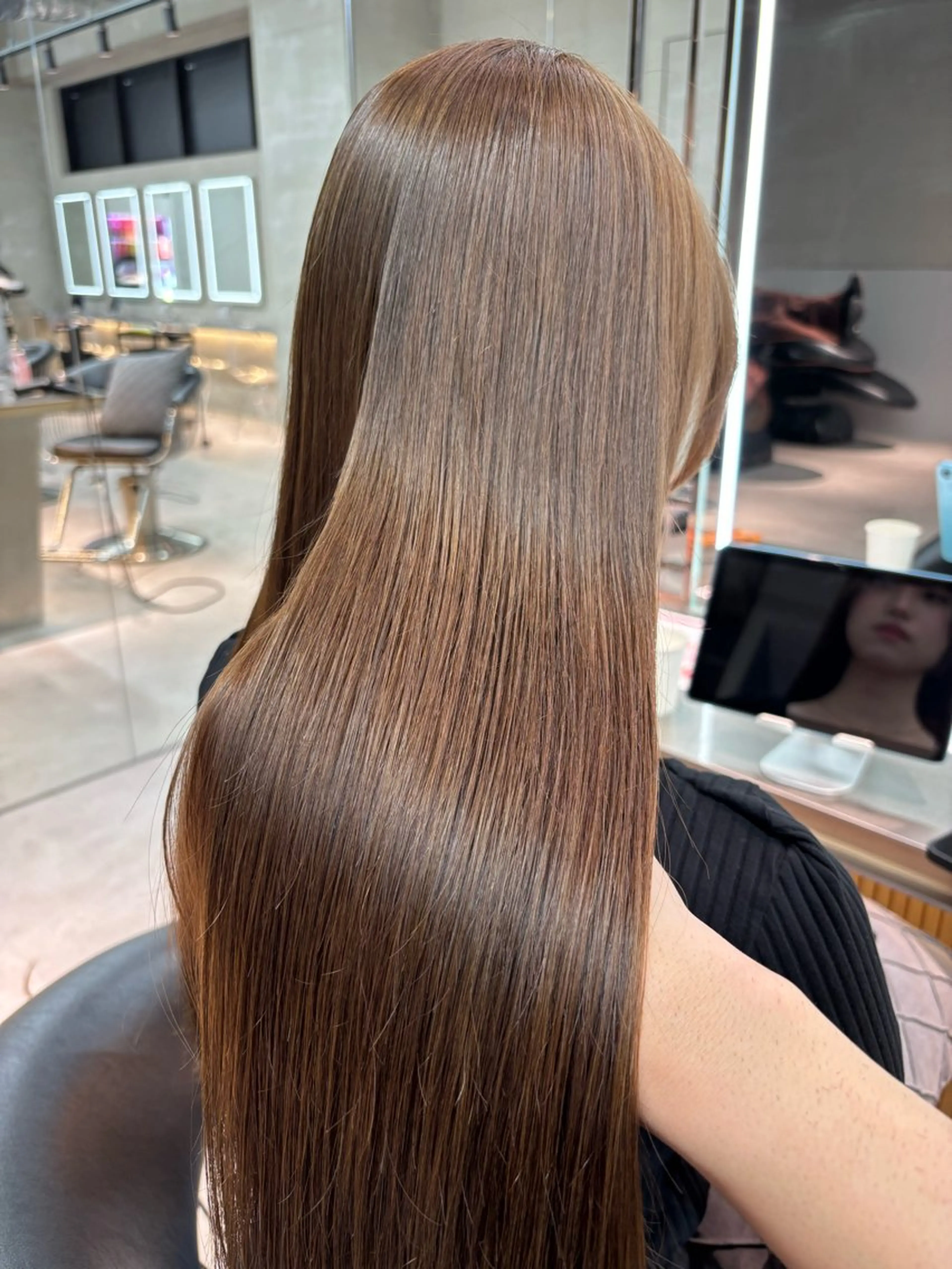 セミロング カラー ブリーチ ブリーチなしカラー 髪質改善 レイヤーカット 縮毛矯正 【美髪矯正】 吉村　清志のヘアスタイル