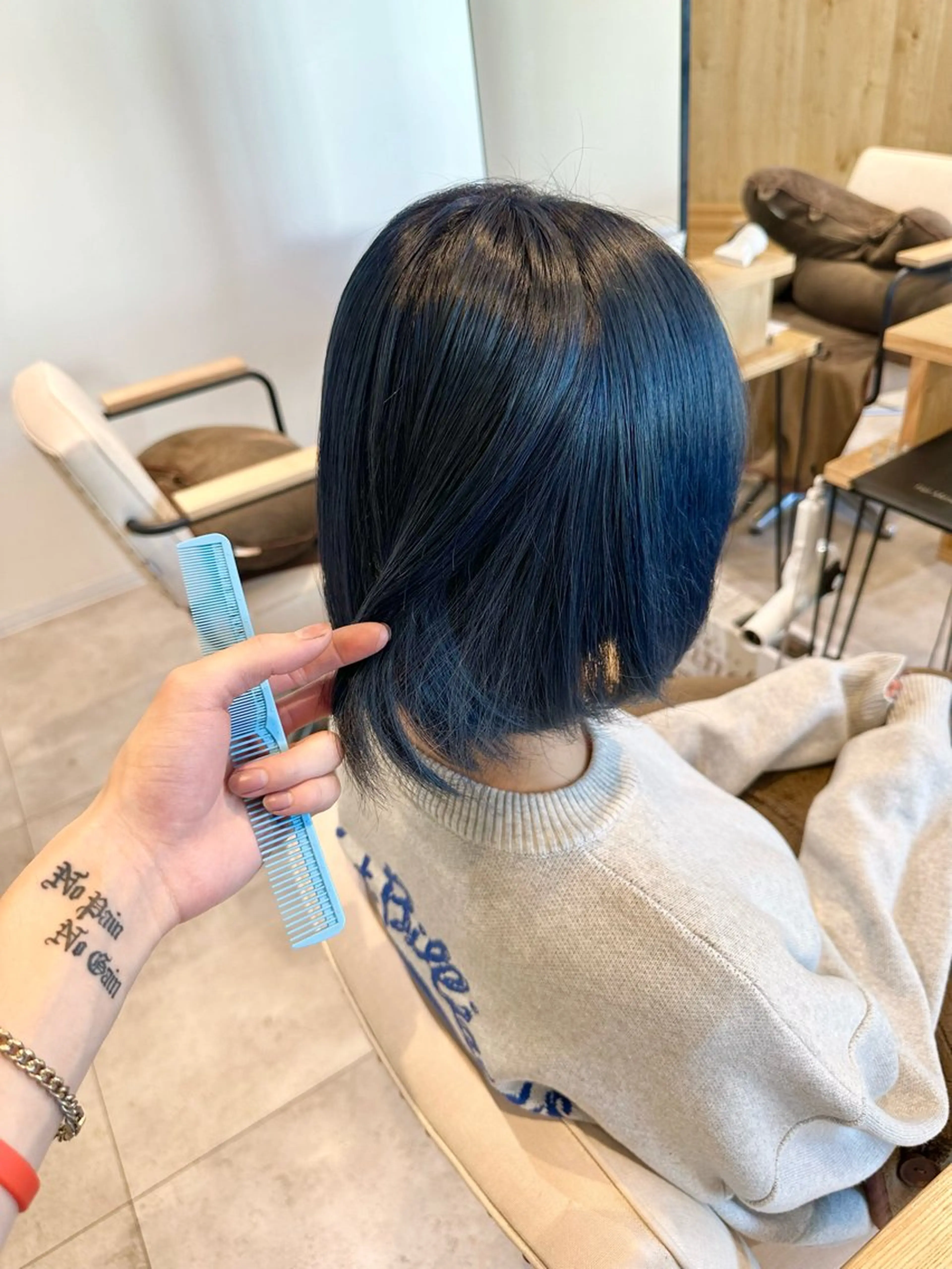 ショート カラー デザインカラー ハイトーンカラー ボブ くびれヘア 顔まわりレイヤー カット ヘアカラー トリートメント 大阪ウルフカット ハッシュカットのヘアスタイル