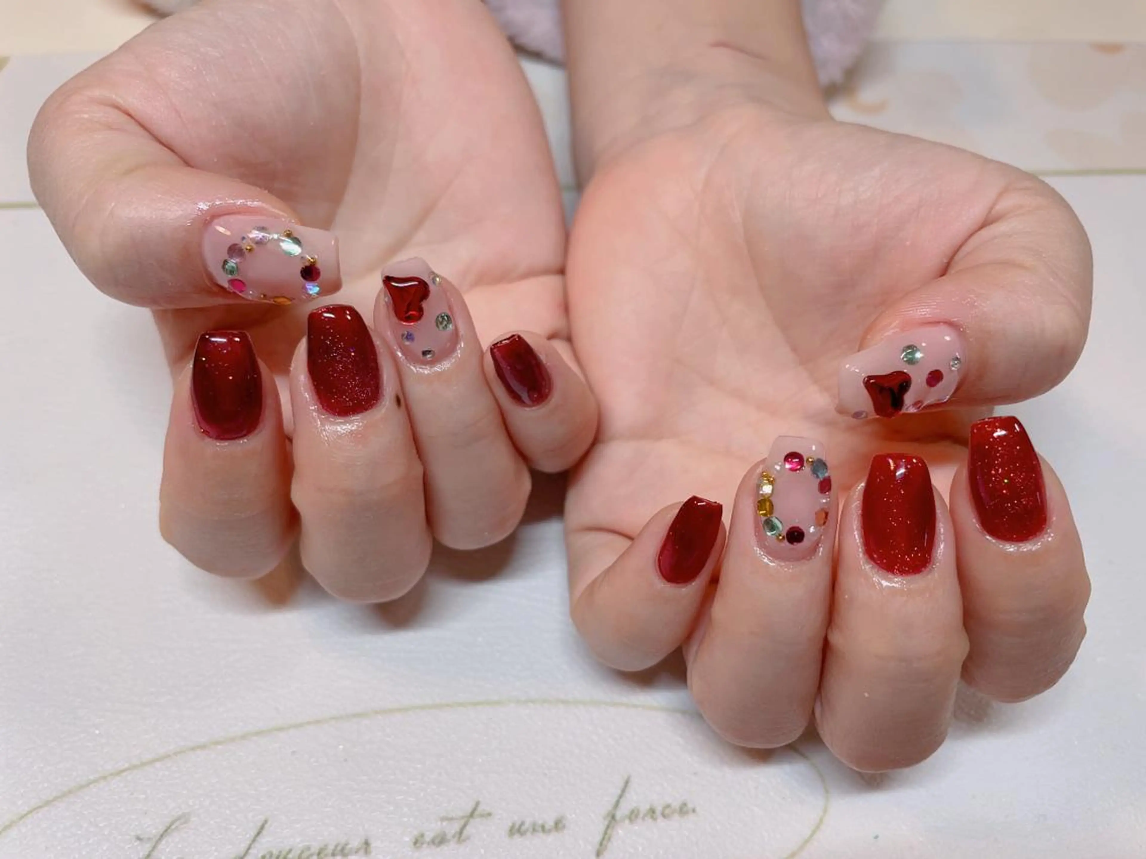 ネイル マグネットネイル 赤色 冬ネイル クリスマス エン Nail salonのネイルデザイン