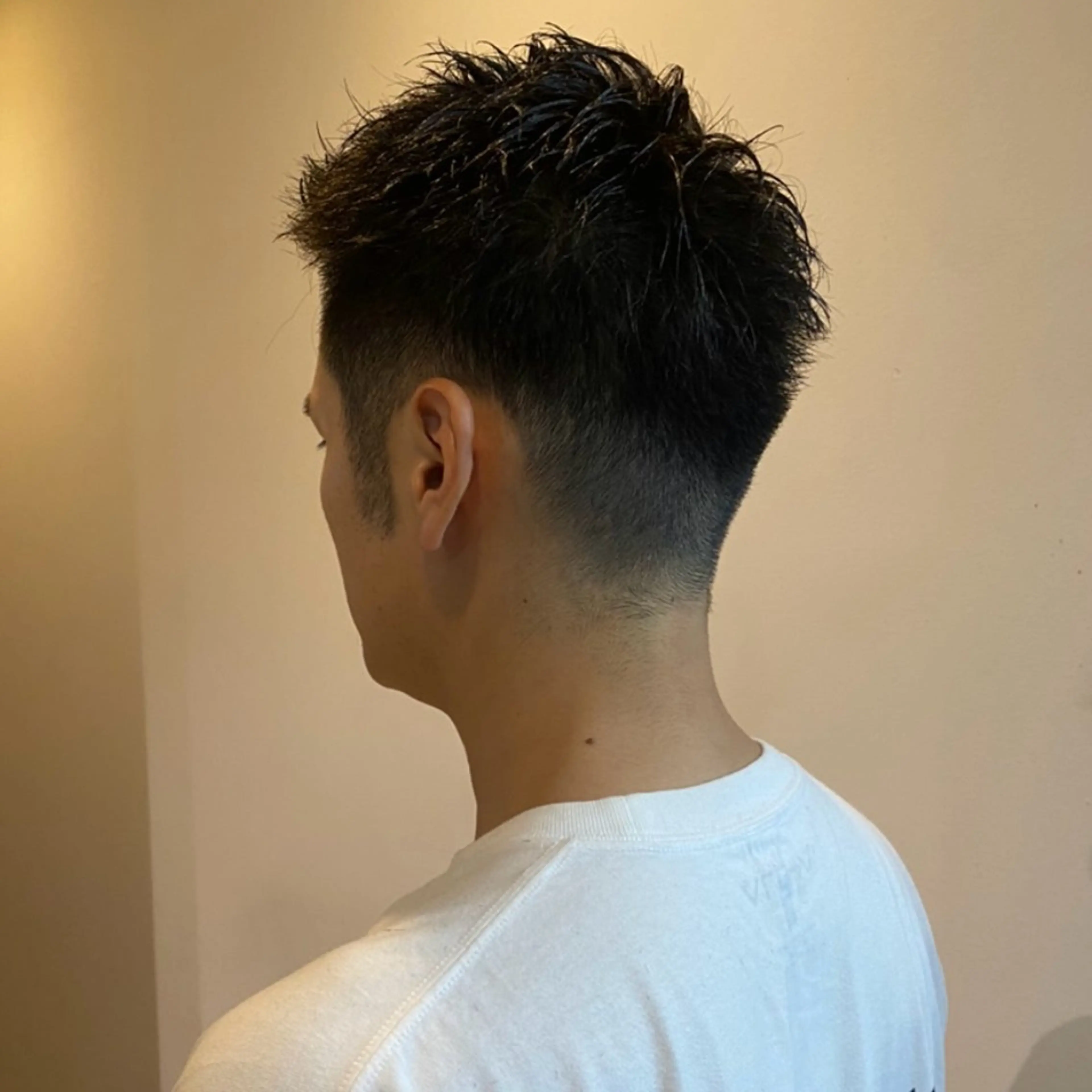 ショート メンズ アップバング ビジネス 刈り上げ センターパート/ニ ュアンスパーマのヘアスタイル