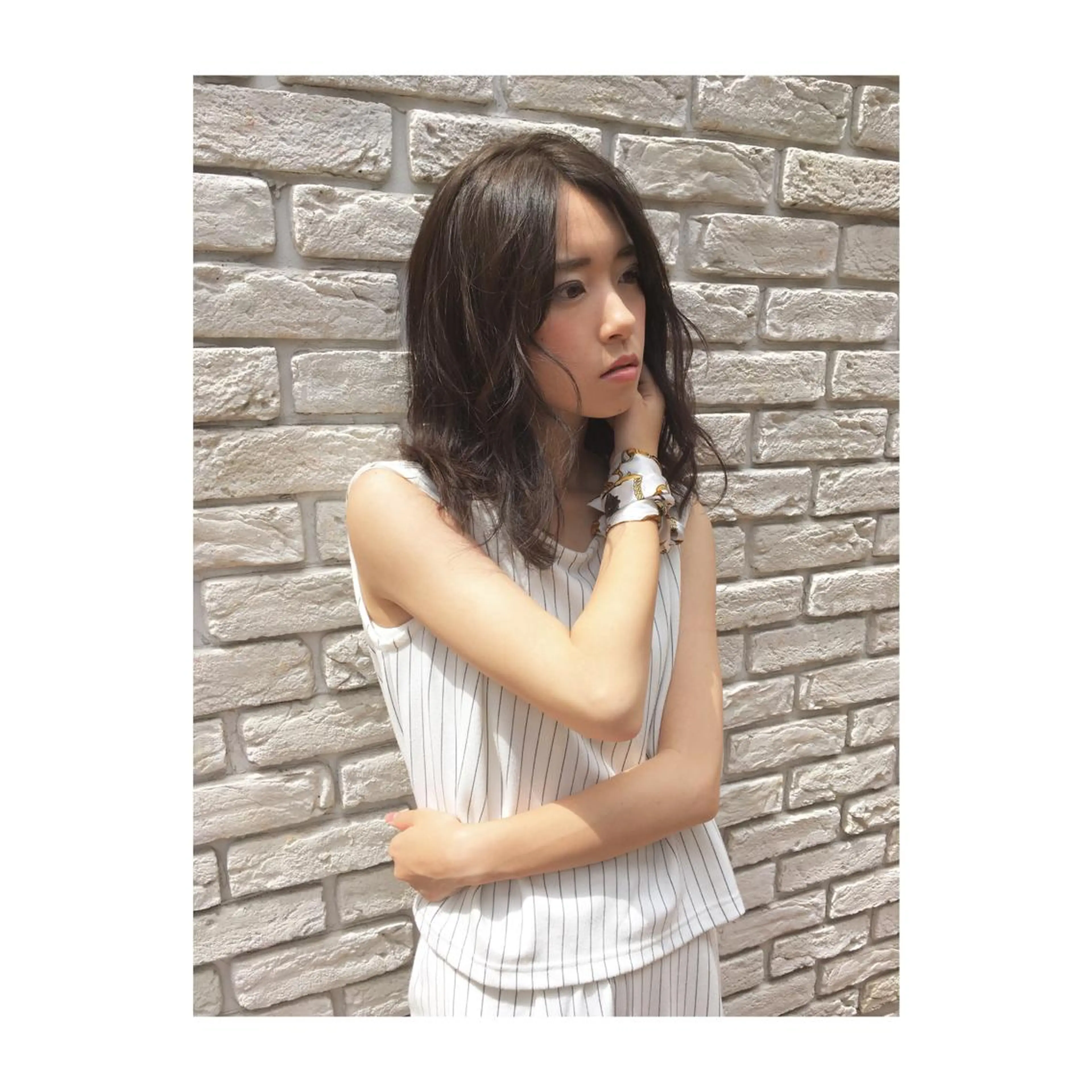 ミディアム セミロング カラー パーマ ミディアムパーマ セミロングパーマ ベージュカラー 透明感カラー アオガミ （前髪顔周りカット）のヘアスタイル