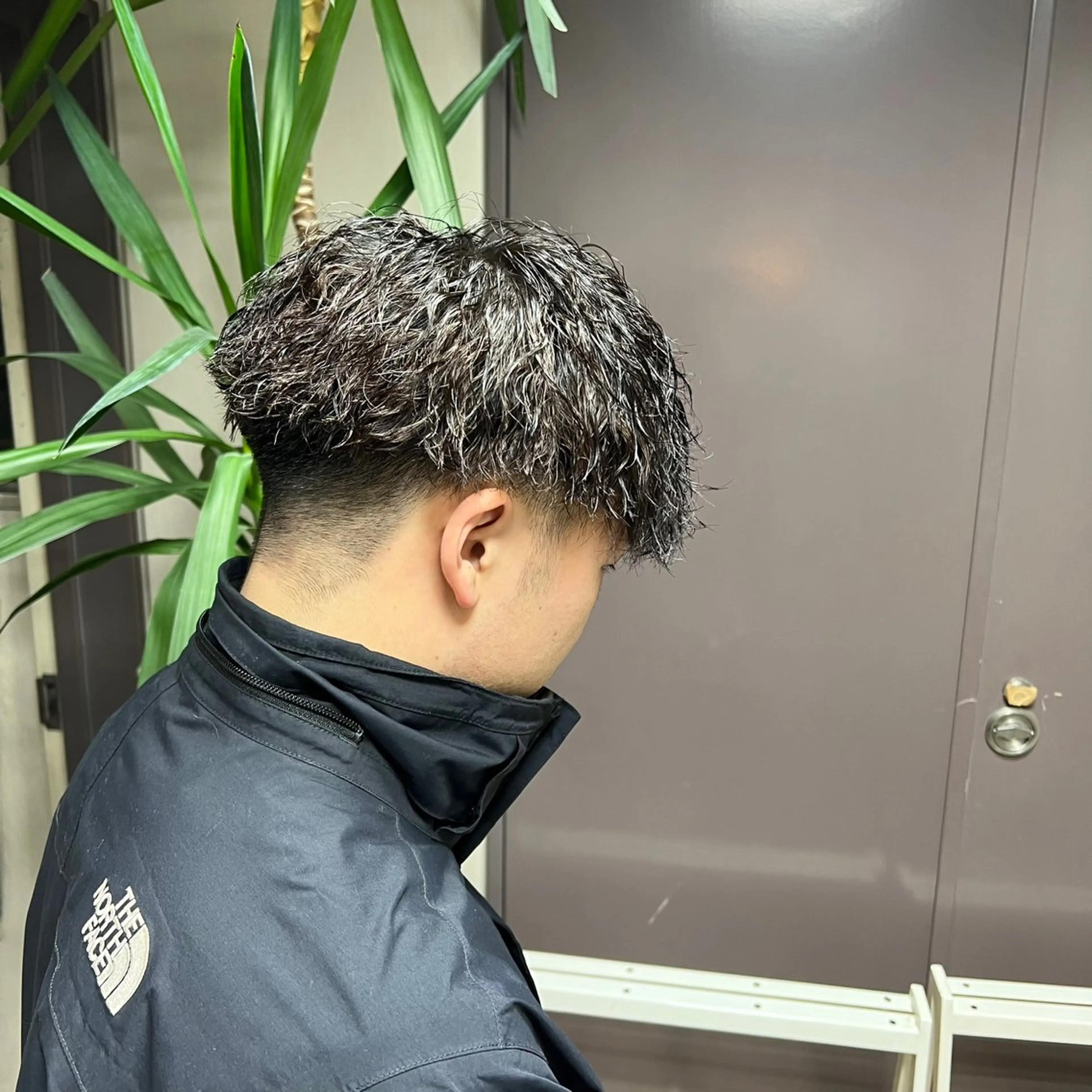 ミディアム メンズ マッシュ 刈り上げ 波巻きパーマ 舘野涼太 /ダブル カラー/髪質改善のヘアスタイル