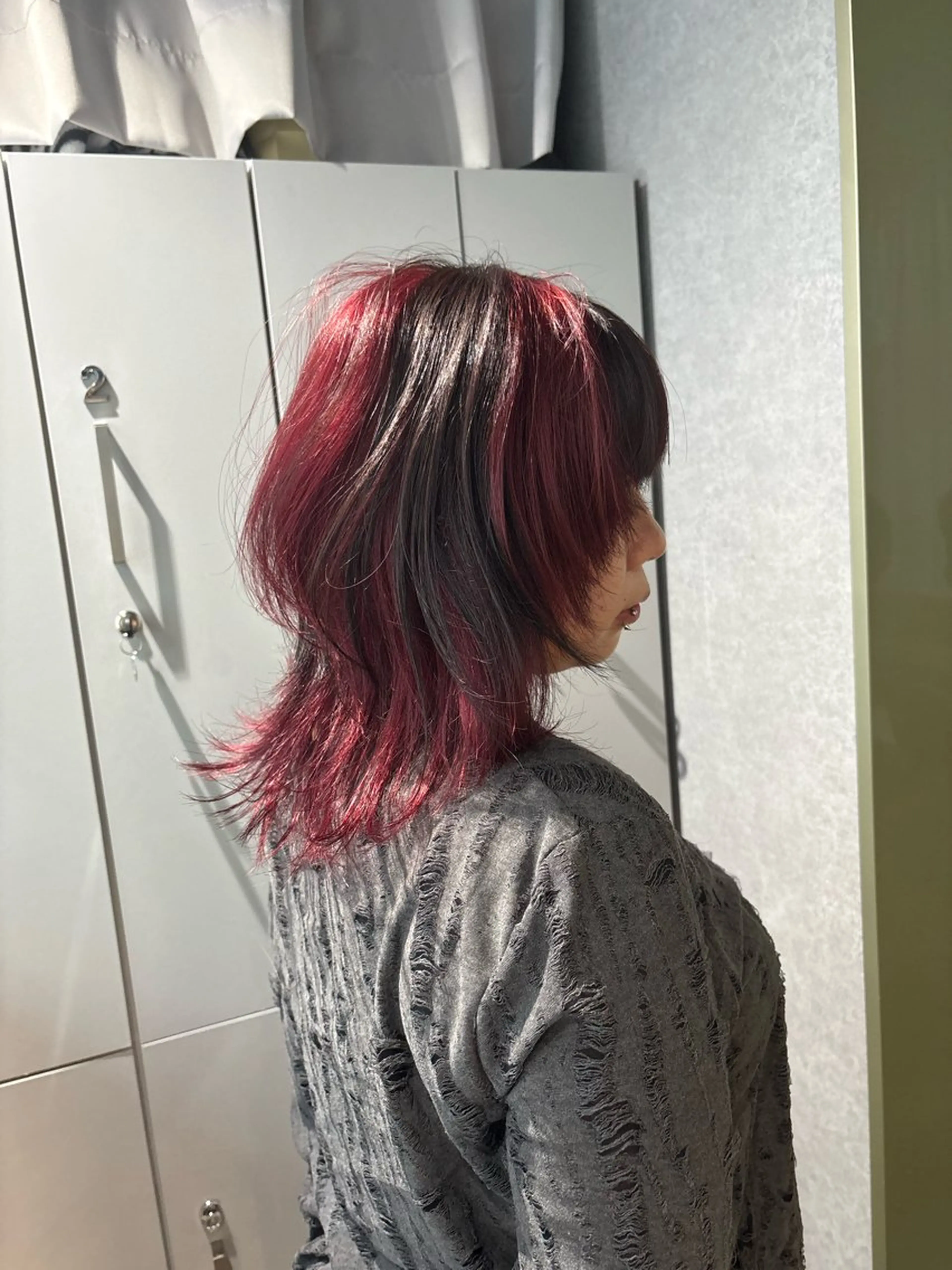 ミディアム カラー デザインカラー ウルフカット rilas博多所属・博多JYUI/ウルフ ハイトーン/デザインのヘアスタイル