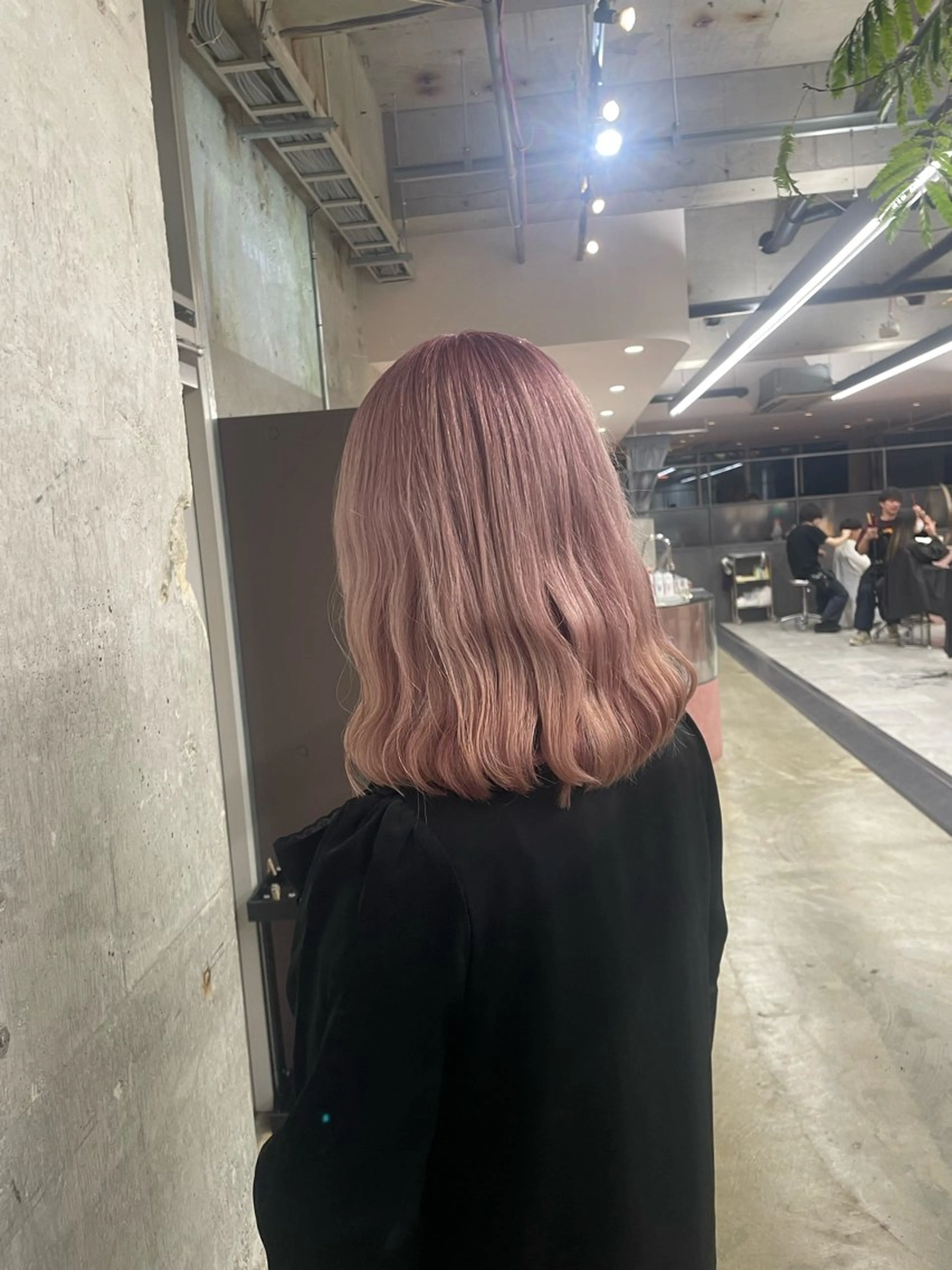 ミディアム カット ヘアカラー 鈴木瑛里／ブロンド ベージュ／男女のヘアスタイル