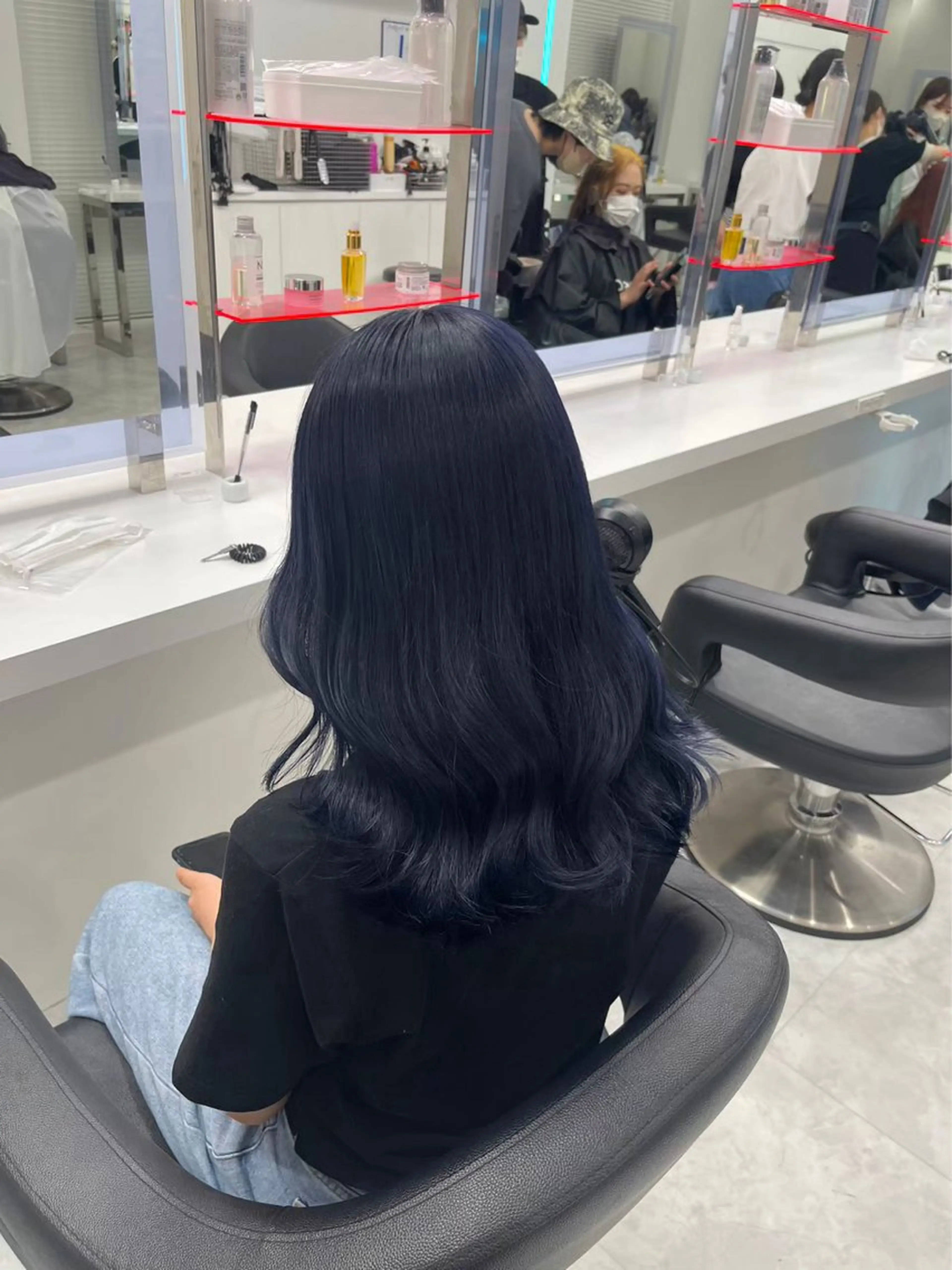 セミロング カラー ヘアアレンジ ブルーカラー ネイビーカラー 髪質改善 クリスマス 🩵ダメージレス艶感 ハイトーン🩷のヘアスタイル