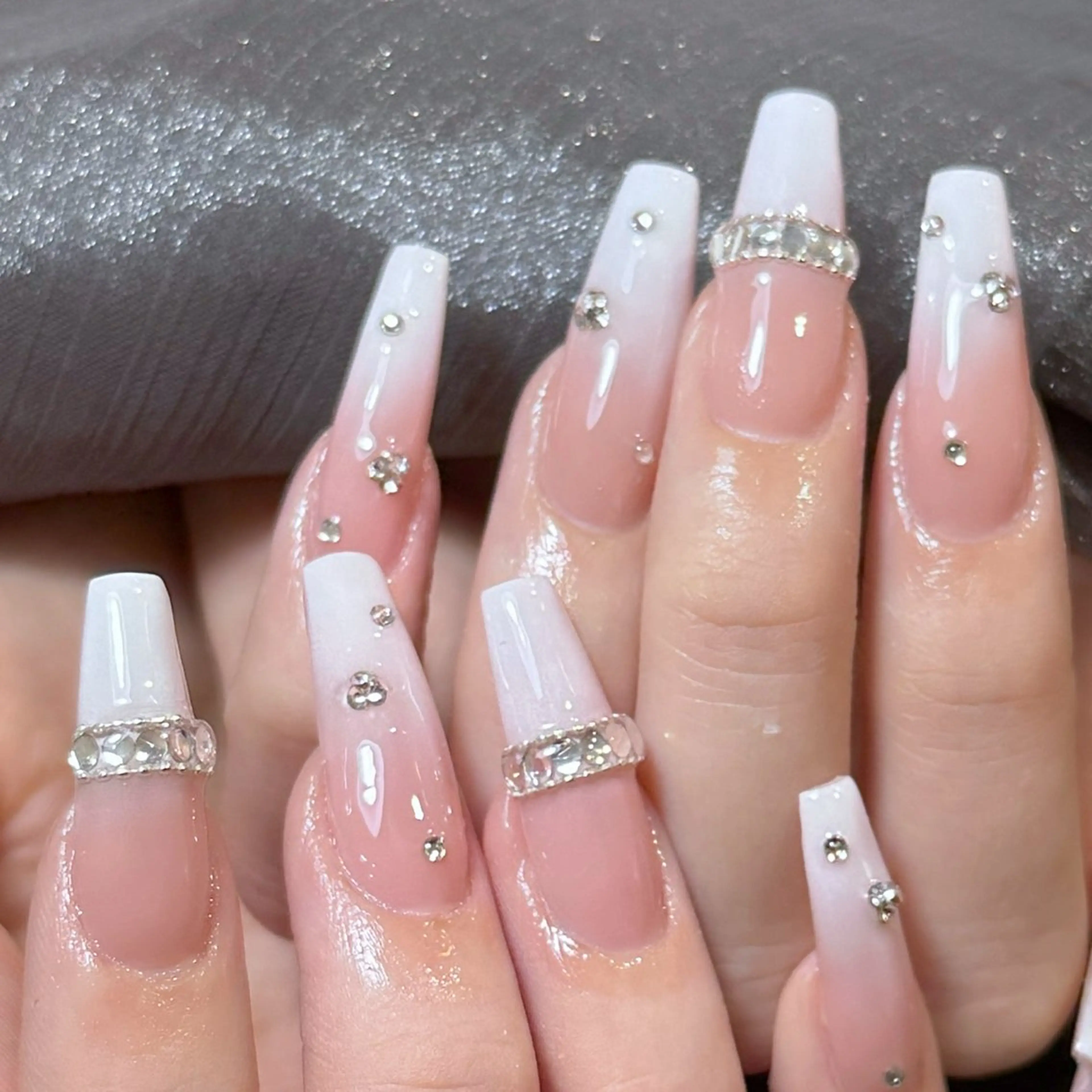 ネイル アートネイル オーロラネイル フラッシュネイル ガーリー キラキラネイル ハンドネイル Una NAILMANAMIのネイルデザイン