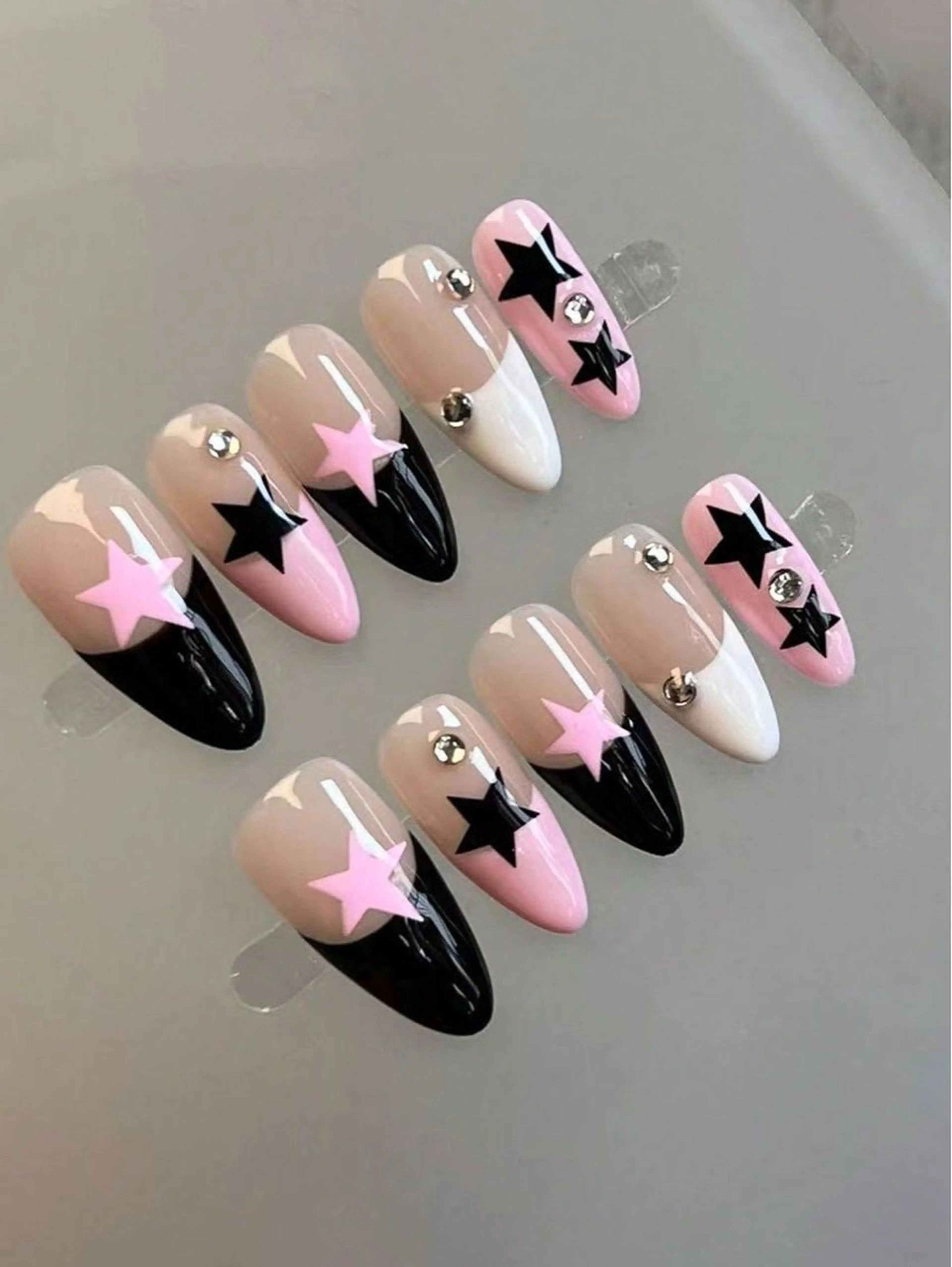 ネイル マグネットネイル ピンク ネイルチップ 冬ネイル クリスマス ハンドネイル Lee Nailsのネイルデザイン