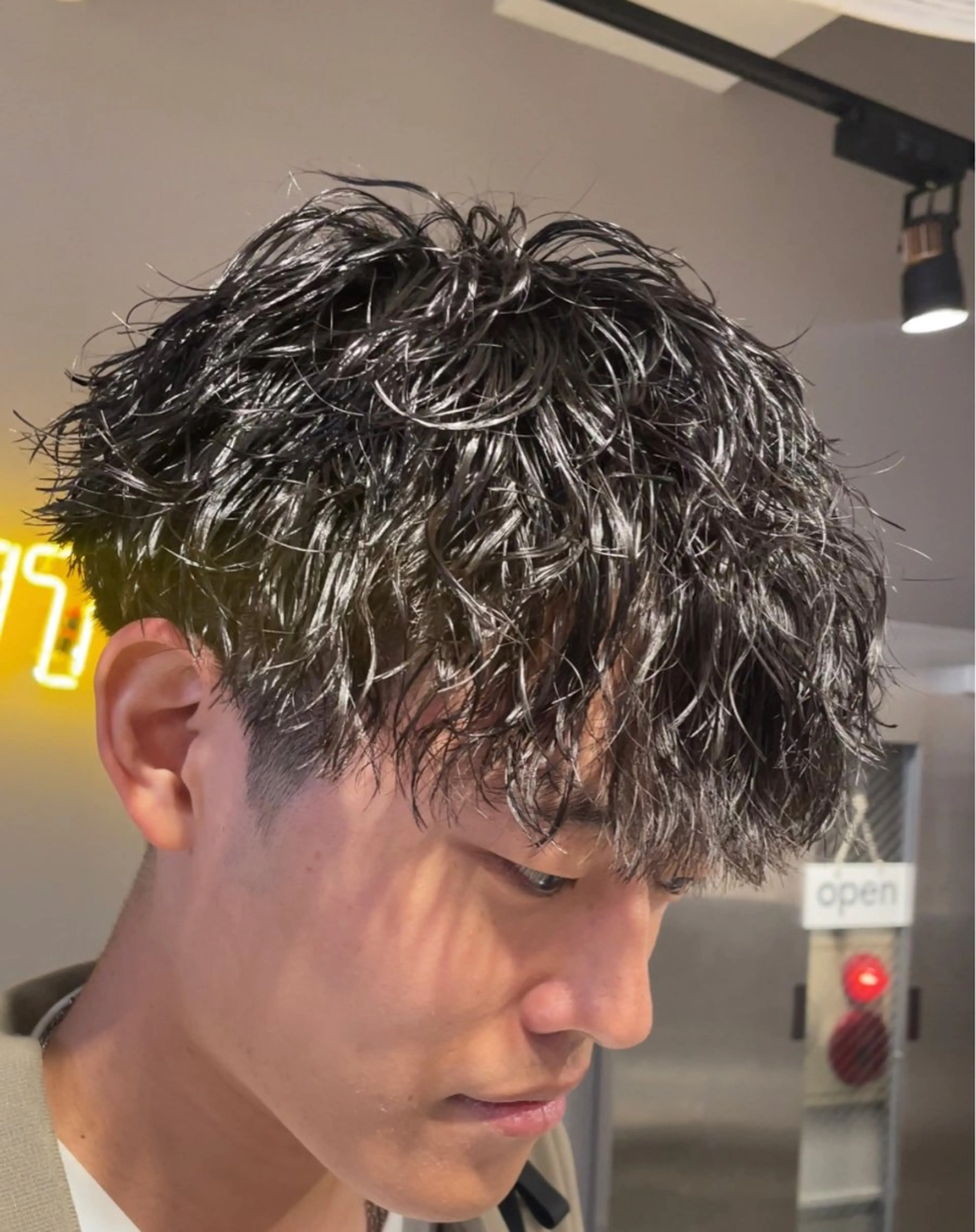 セミロング パーマ ヘアアレンジ メンズ メンズパーマ セミロングパーマ 顔まわりカット の達人のヘアスタイル