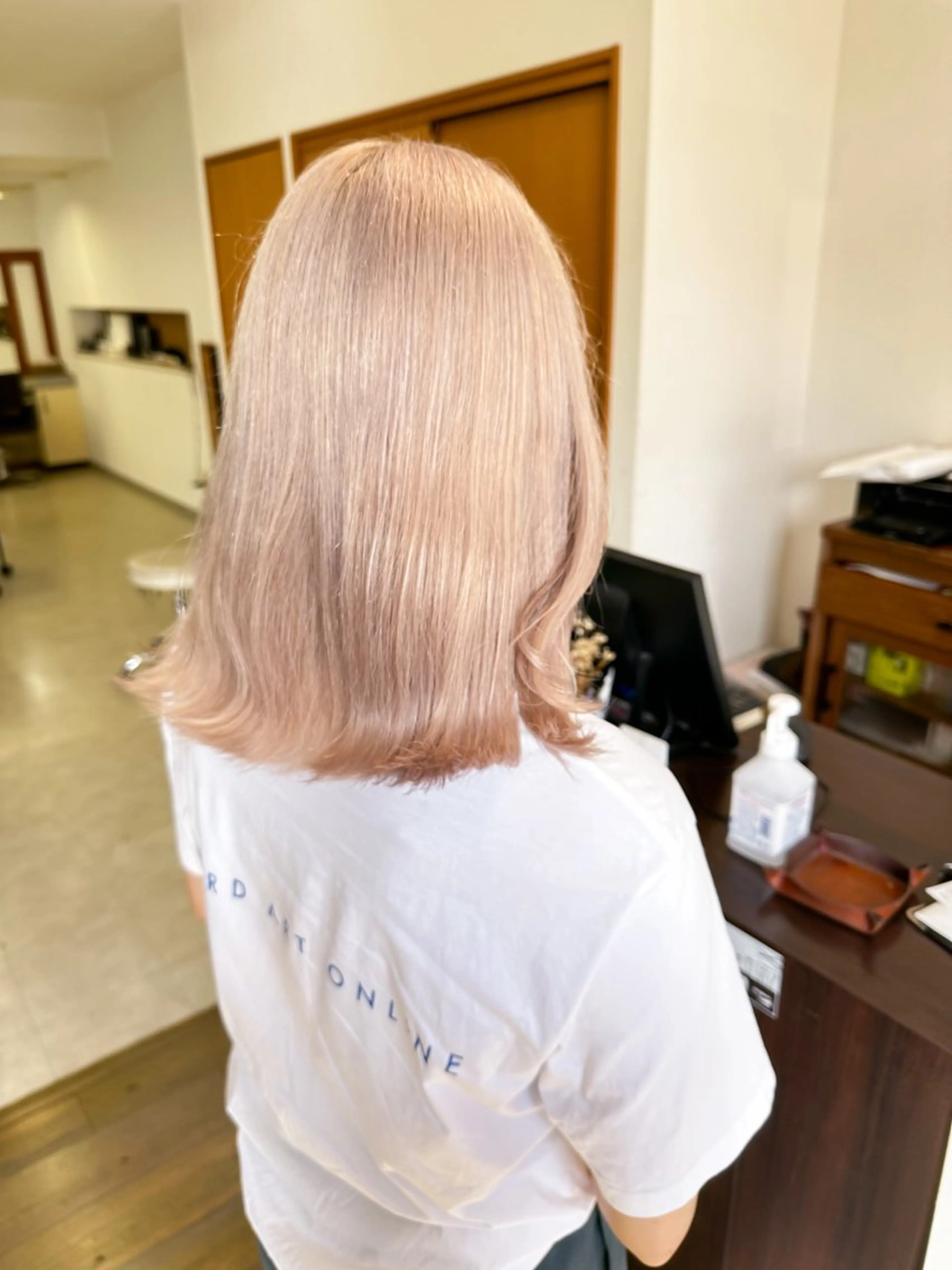 ミディアム カット ヘアカラー peg.hair所属・ブリーチカラー🫧 森　凪沙のヘアスタイル