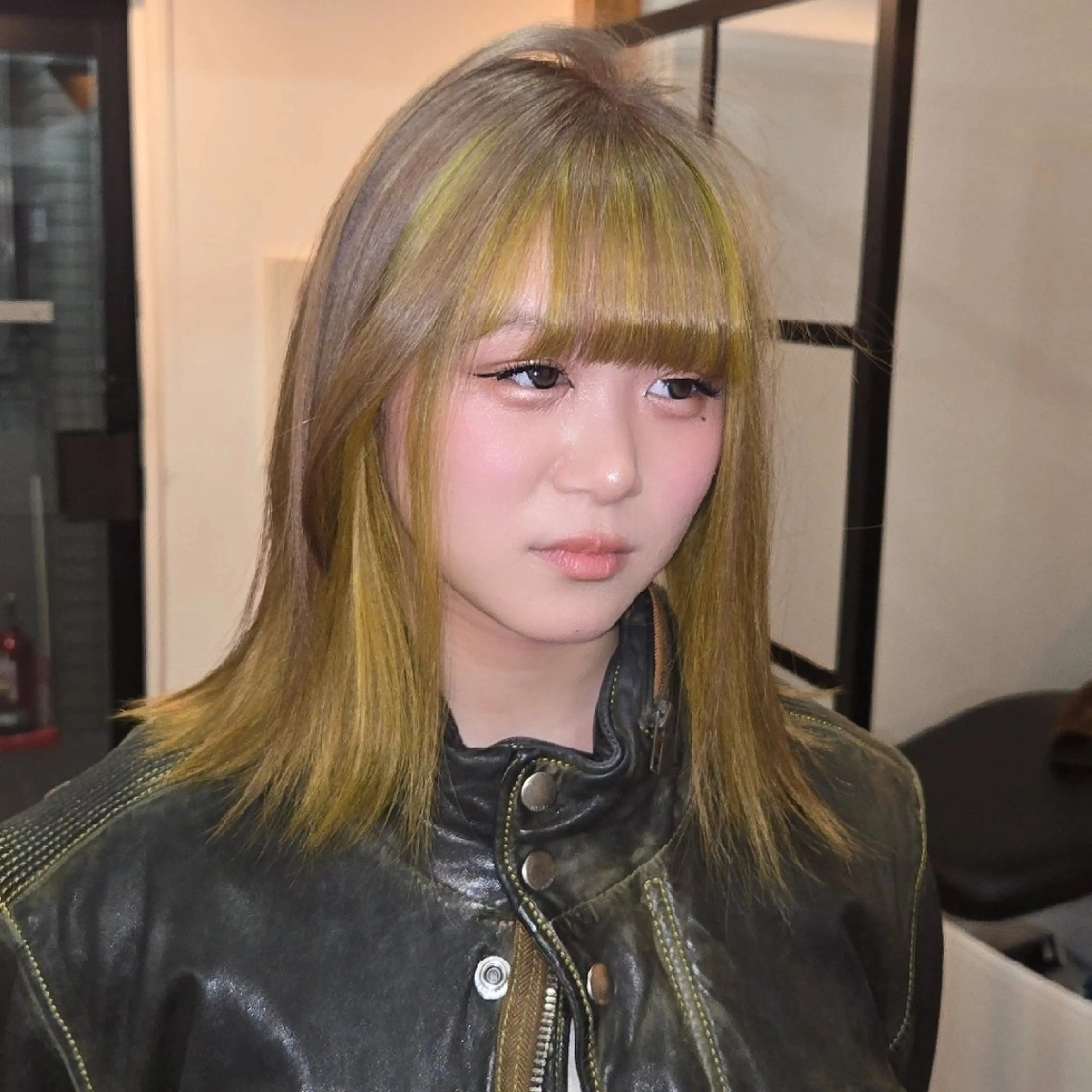 セミロング カラー ベージュカラー ハイトーンカラー イエローカラー ヘアカラー トリートメント LYLICK所属・ケアブリーチ特化 same 🦈のヘアスタイル