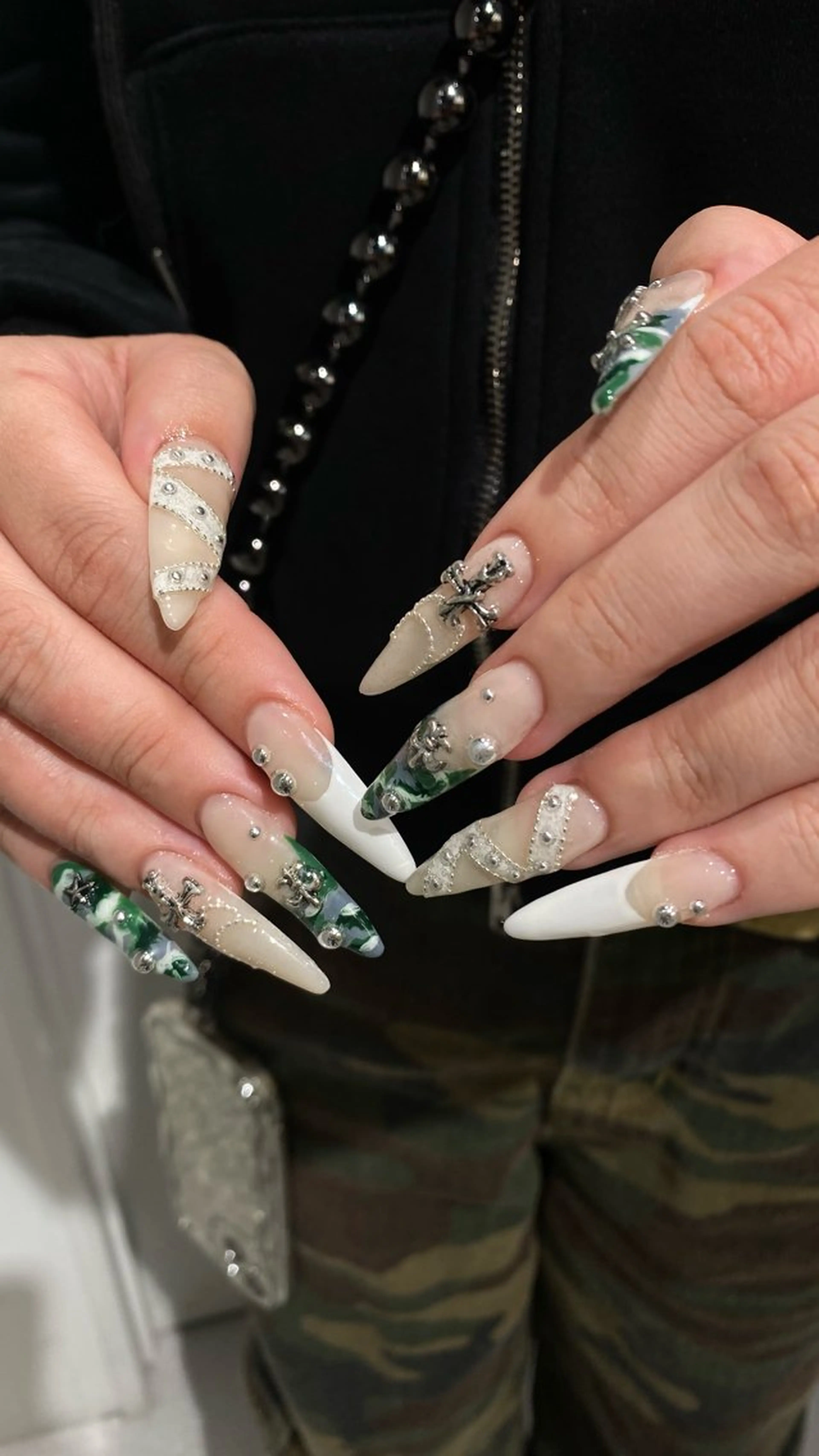 ネイル ハンドネイル カンナ【Y2Kネイル /コーンロウ】のネイルデザイン