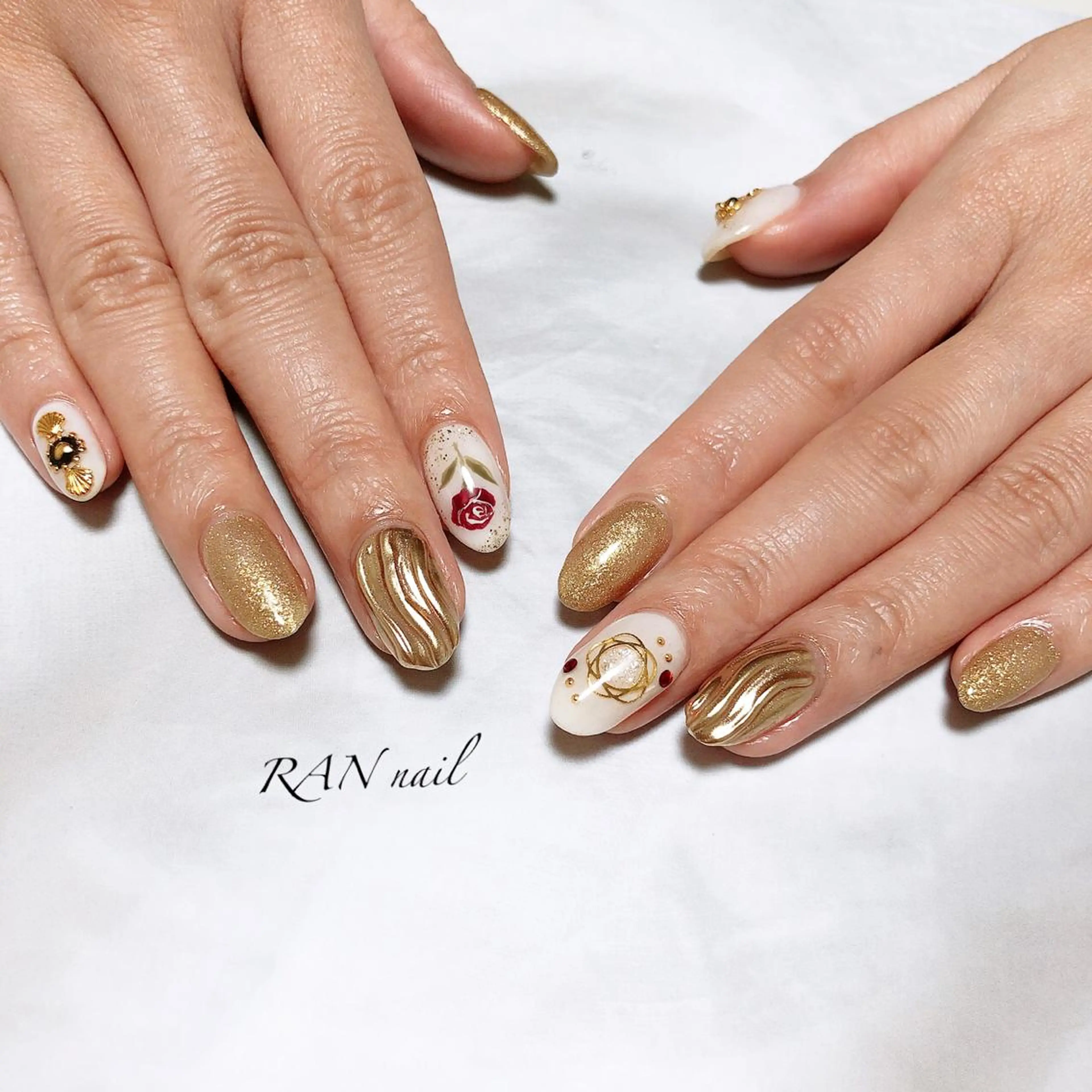 ネイル フットネイル ゴールド オフィスネイル 春ネイル ホワイト ハンドネイル フットネイル RAN nail 〜ランネイル〜所属・RAN nailのネイルデザイン