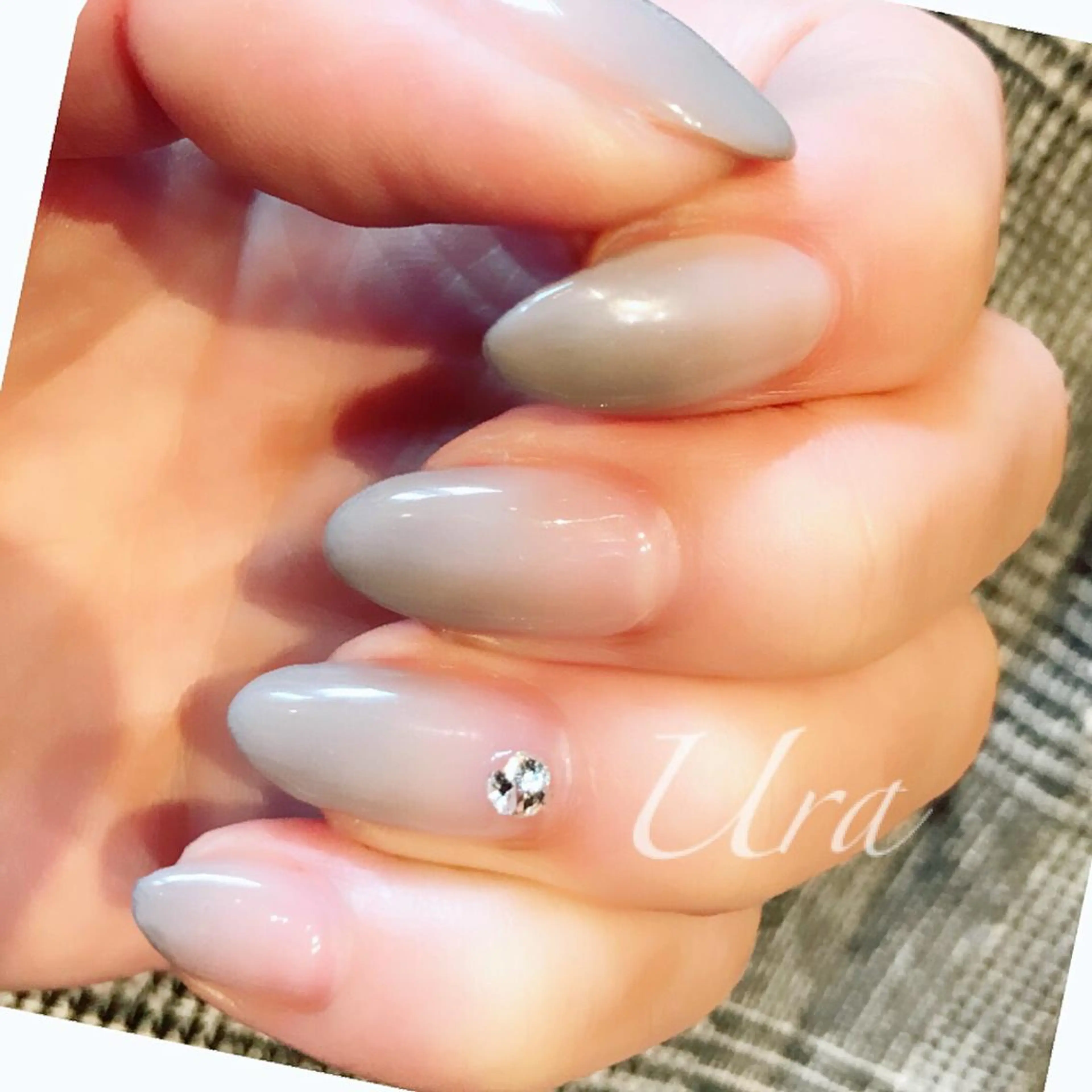 ネイル グラデーション ストーンネイル UrakoNail 《nail》のネイルデザイン