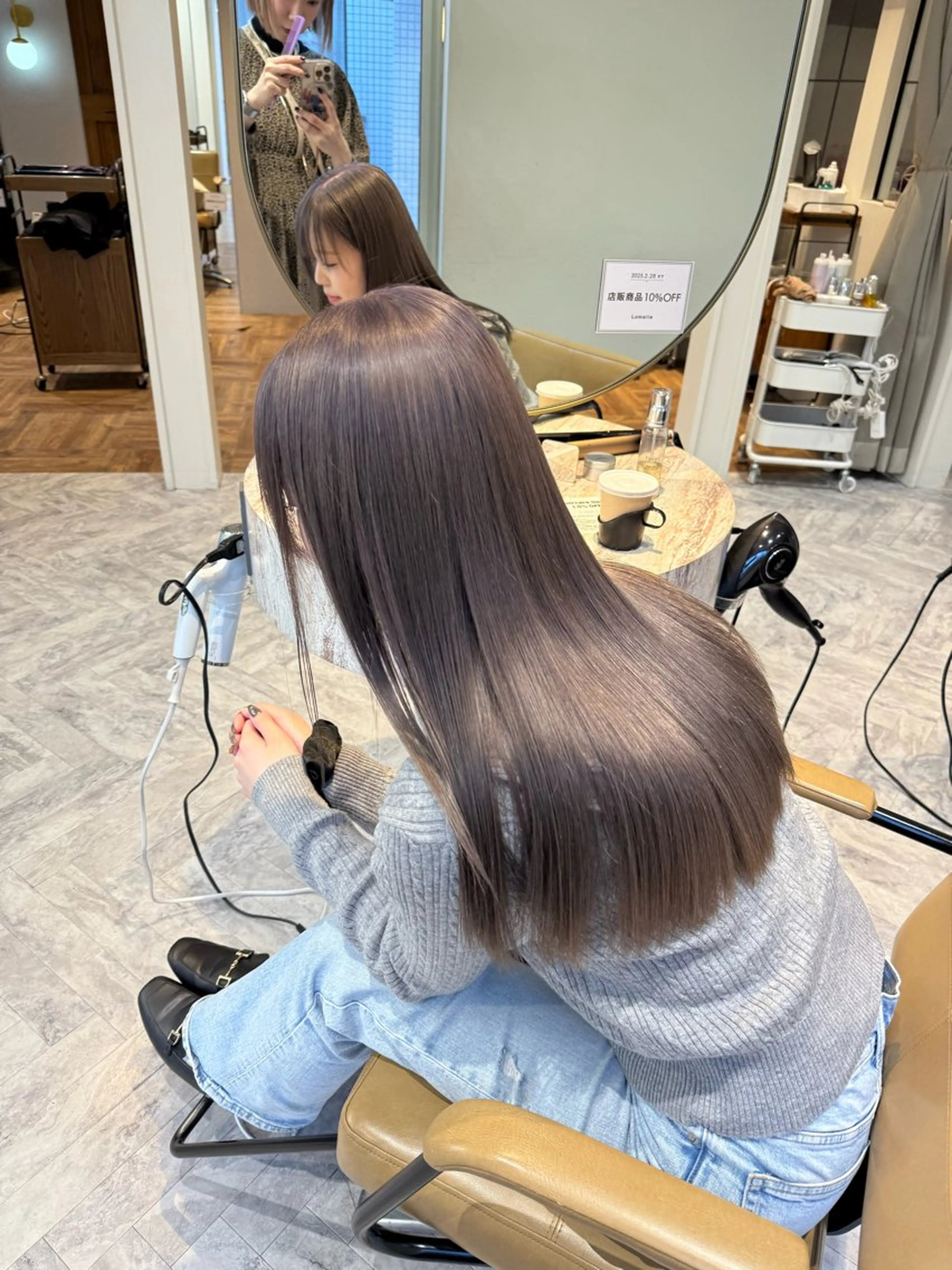 ロング カラー ミルクティー× グレージュMOMOのヘアスタイル