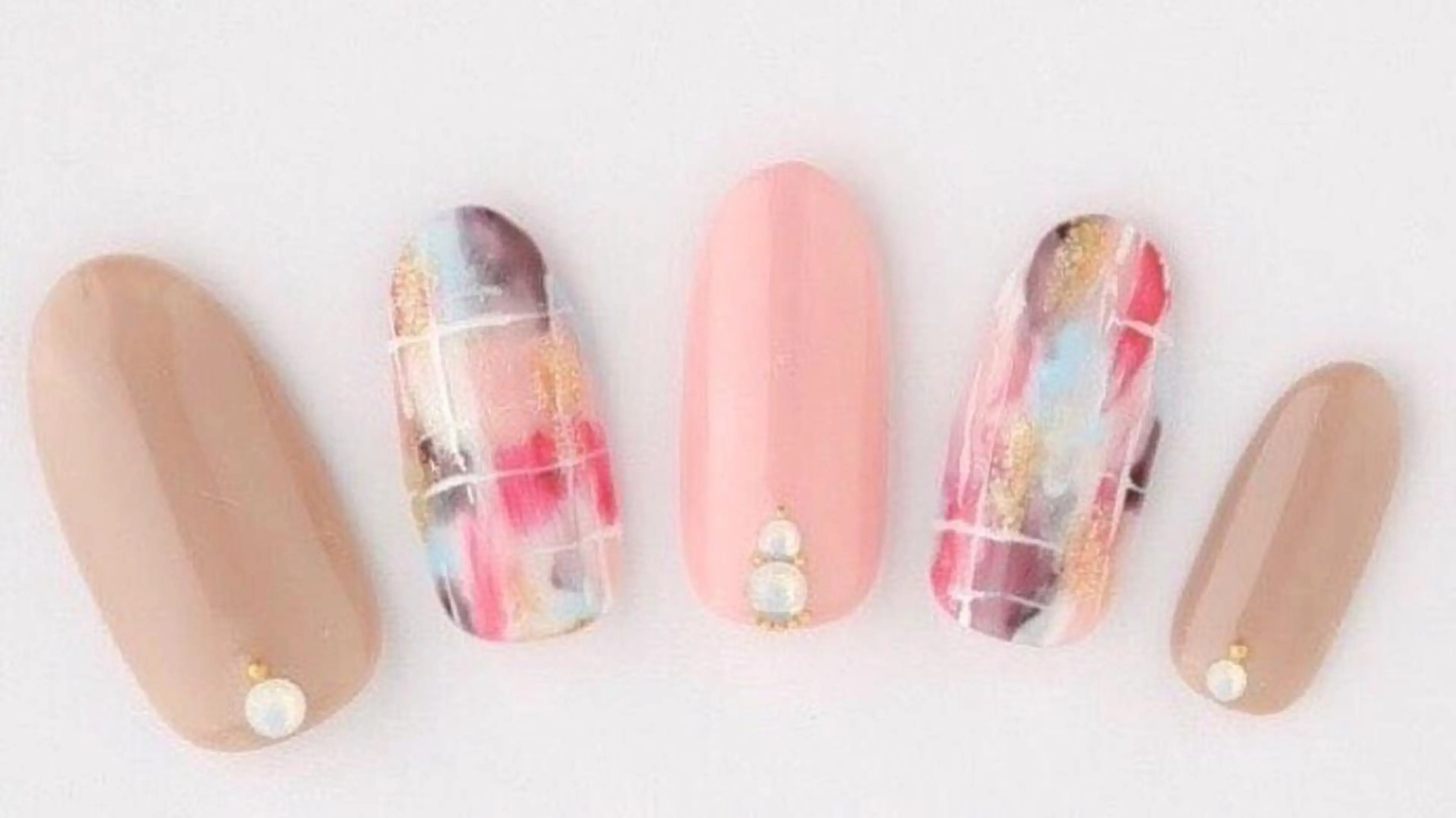 ネイル サロンR所属・岡田 美保のネイルデザイン