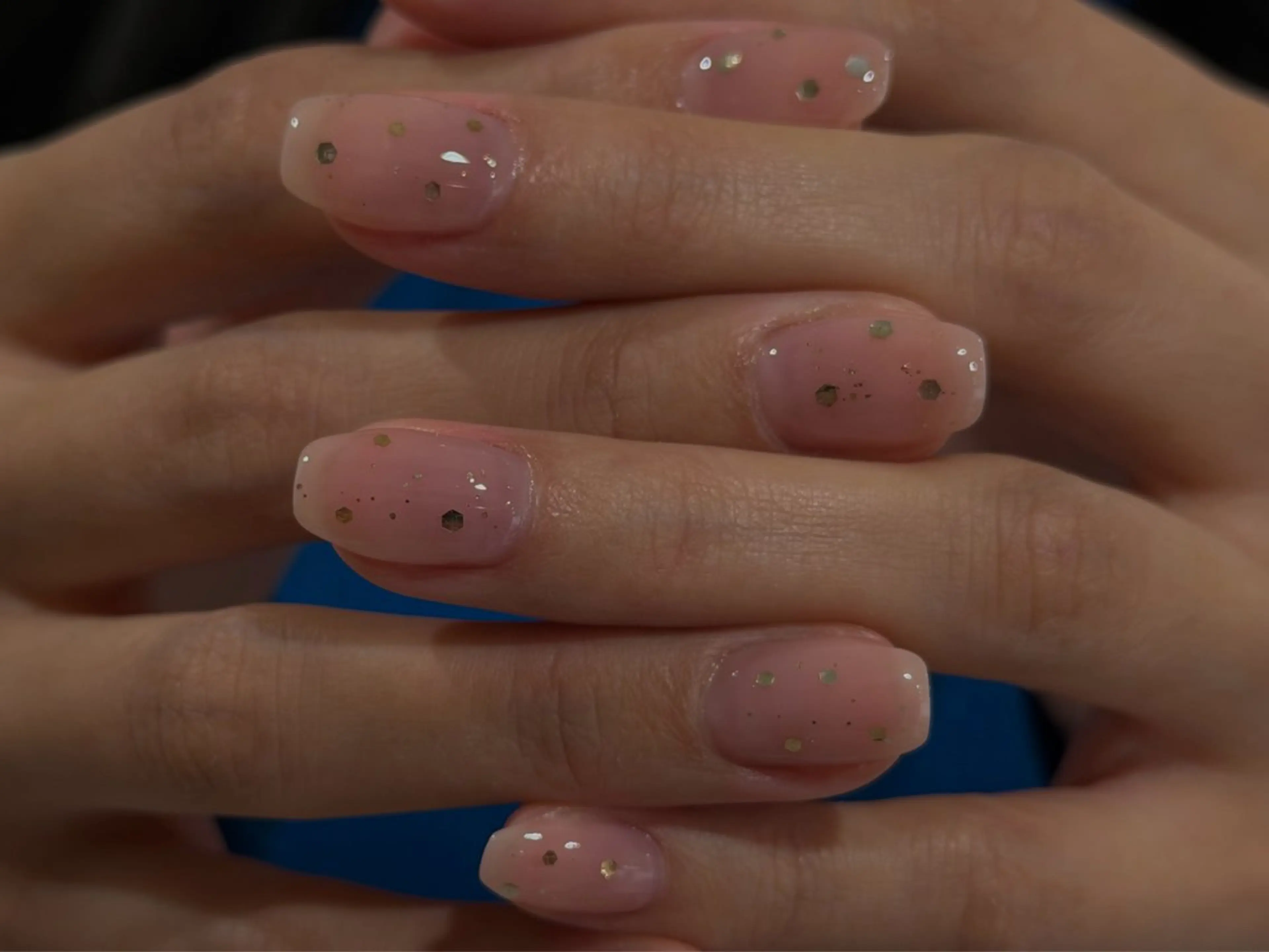 ネイル ゴールド ラメ(グリッター) ピンク シンプルネイル 冬ネイル ハンドネイル ANOVA所属・ANOVA アノヴァのネイルデザイン