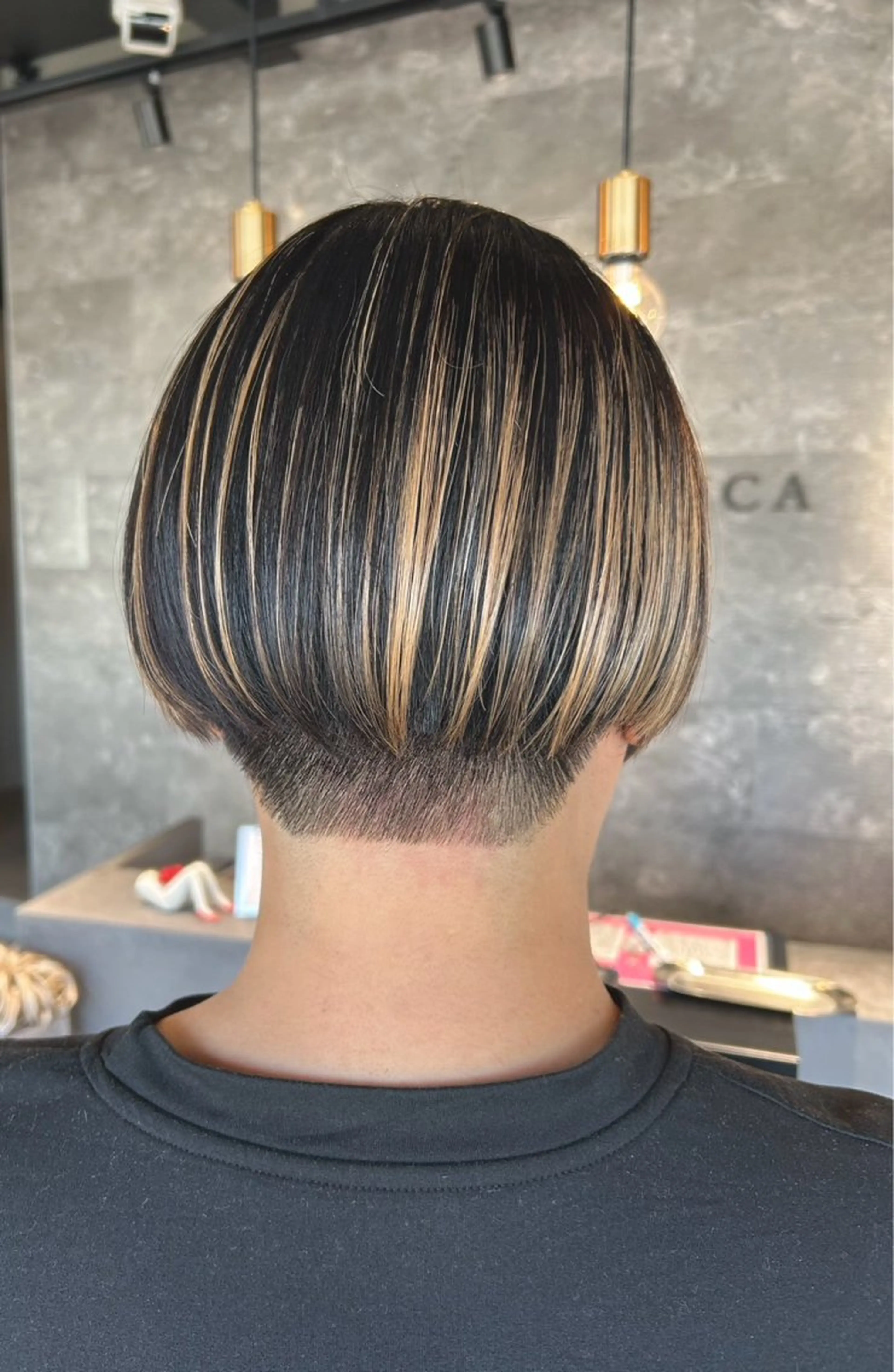 ショート ヘアカラー 坂口 睦樹のヘアスタイル