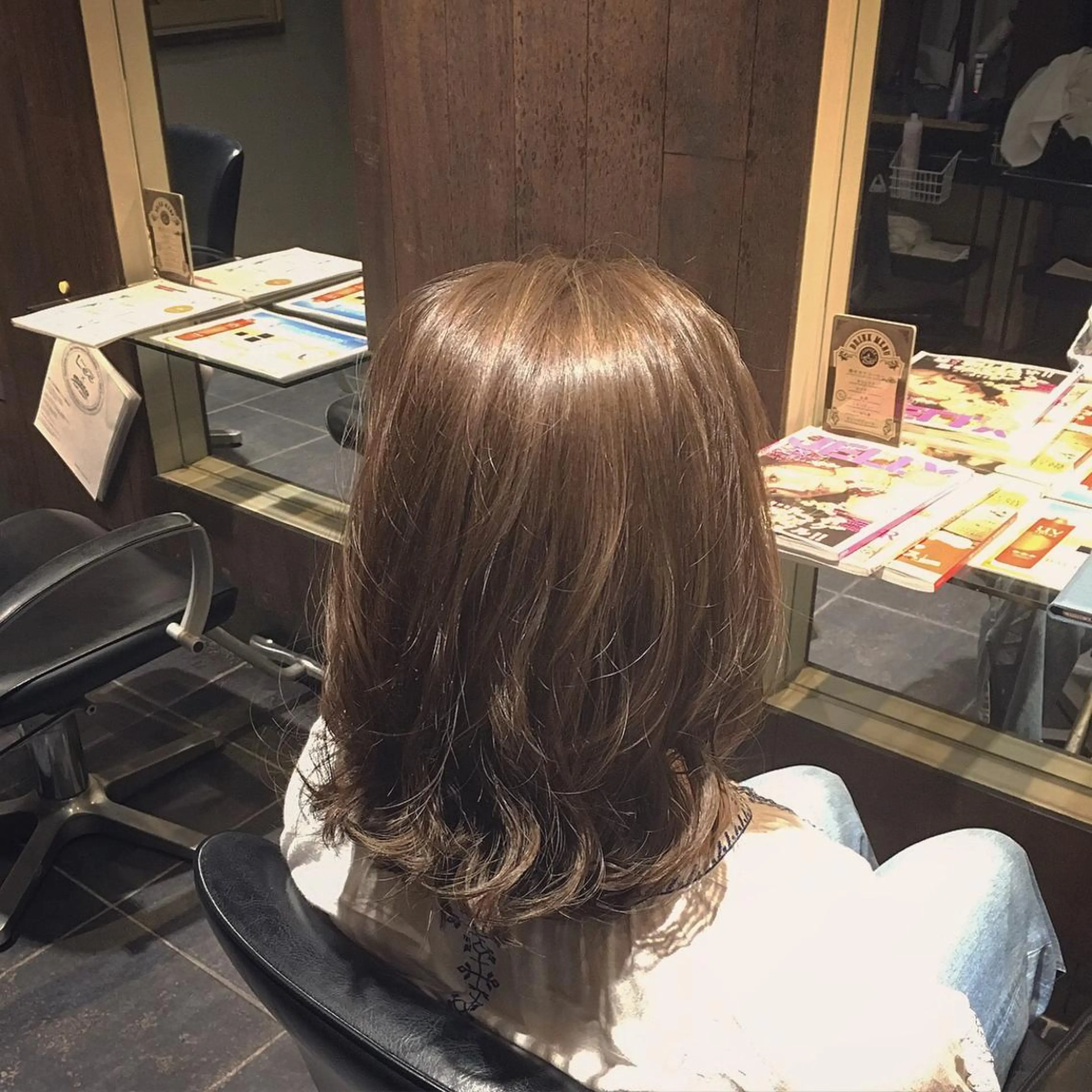 ミディアム カラー ベージュカラー ハイライトカラー ミルクティーベージュ ハイライト カット ヘアカラー パーマ 縮毛矯正 トリートメント ヘッドスパ Lee東三国 店長 谷辻誠志のヘアスタイル