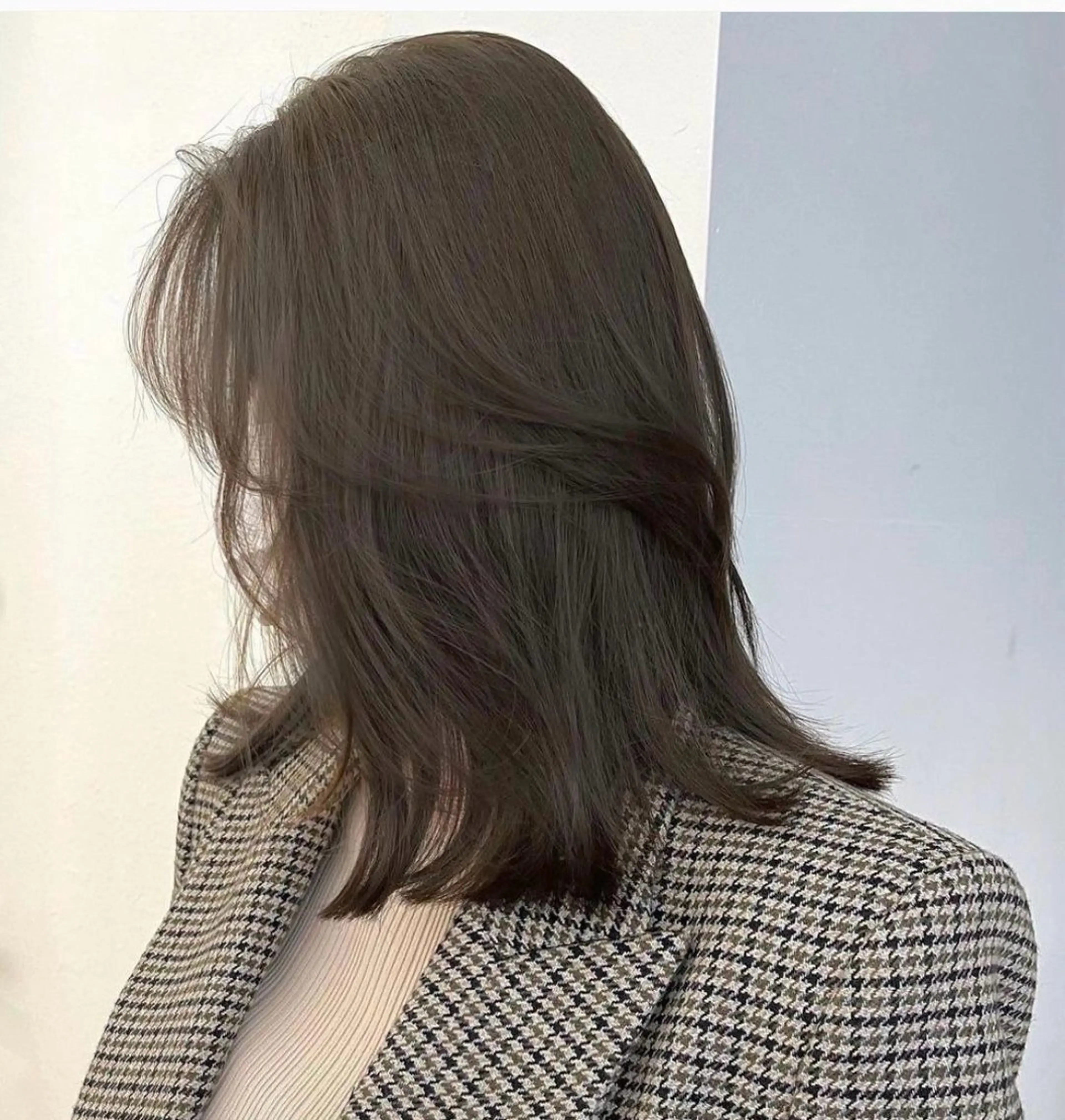 ミディアム カラー ミディアムレイヤー ベージュカラー 透明感カラー オリーブベージュ レイヤーカット ヘアカラー トリートメント ヘッドスパ ヘアセット 盛れる艶カラー× レイヤーカット/咲来のヘアスタイル