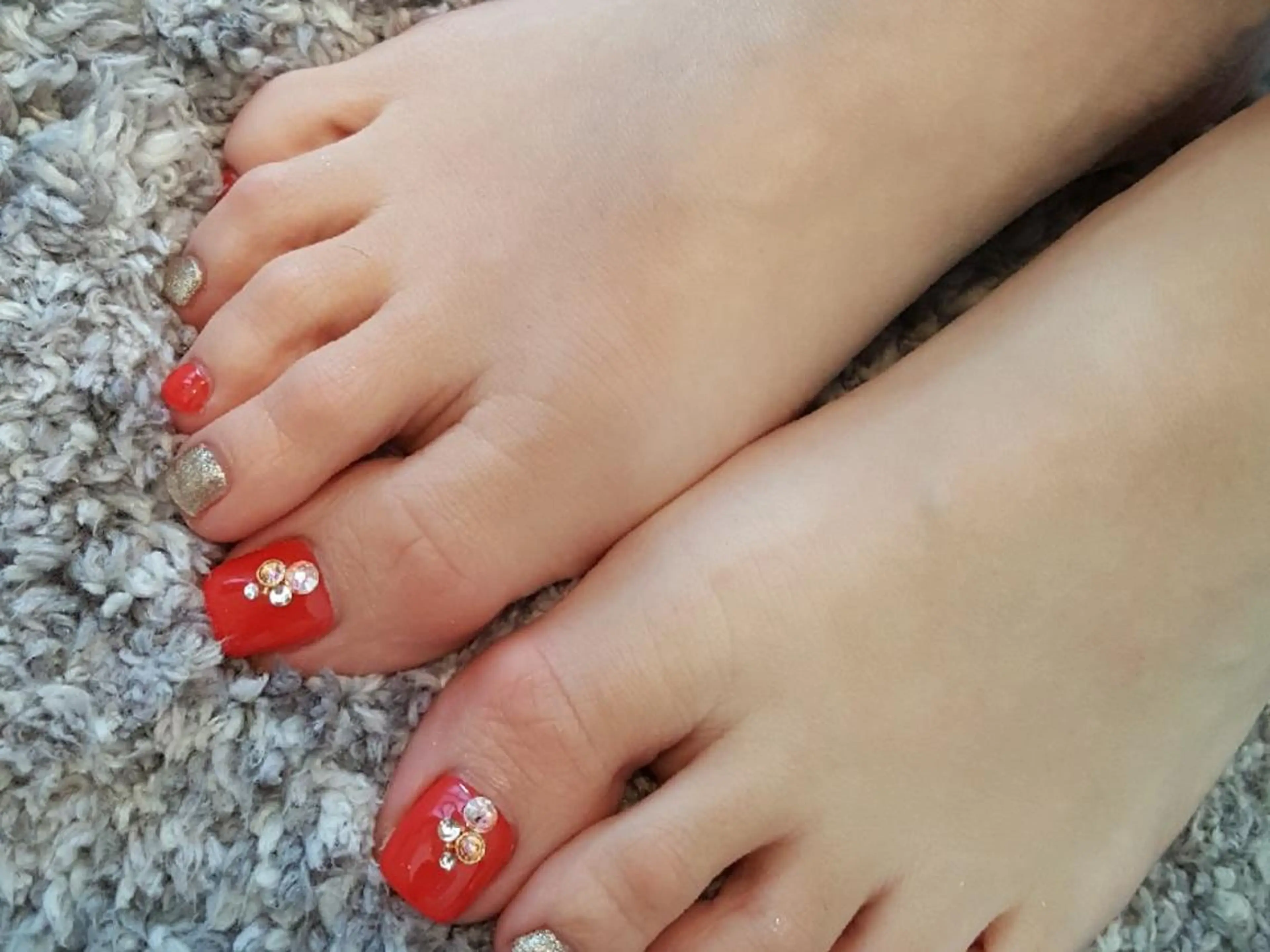 ネイル カラー ゴールド 赤色 フットネイル 人気エリア💖完全個室【ルリエ】所属・ネイルサロン Lelienルリエのネイルデザイン