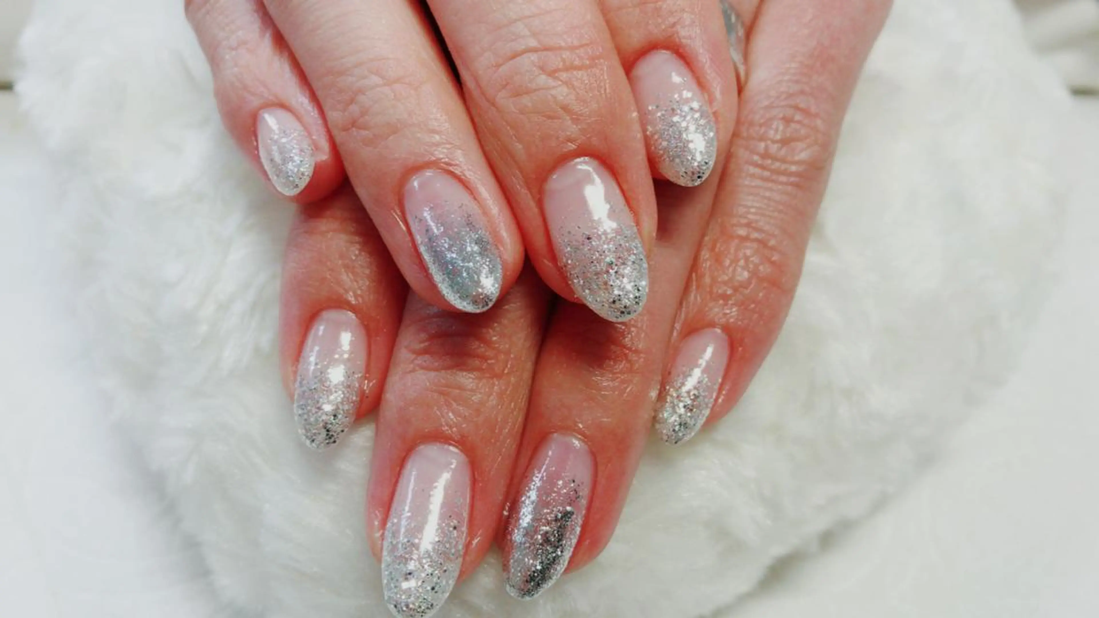 ネイル ラメ(グリッター) ラメグラデーション 冬ネイル クリスマス ハンドネイル Nail salon Three R所属・ネイルサロン Three   R.のエステ・リラクイメージ