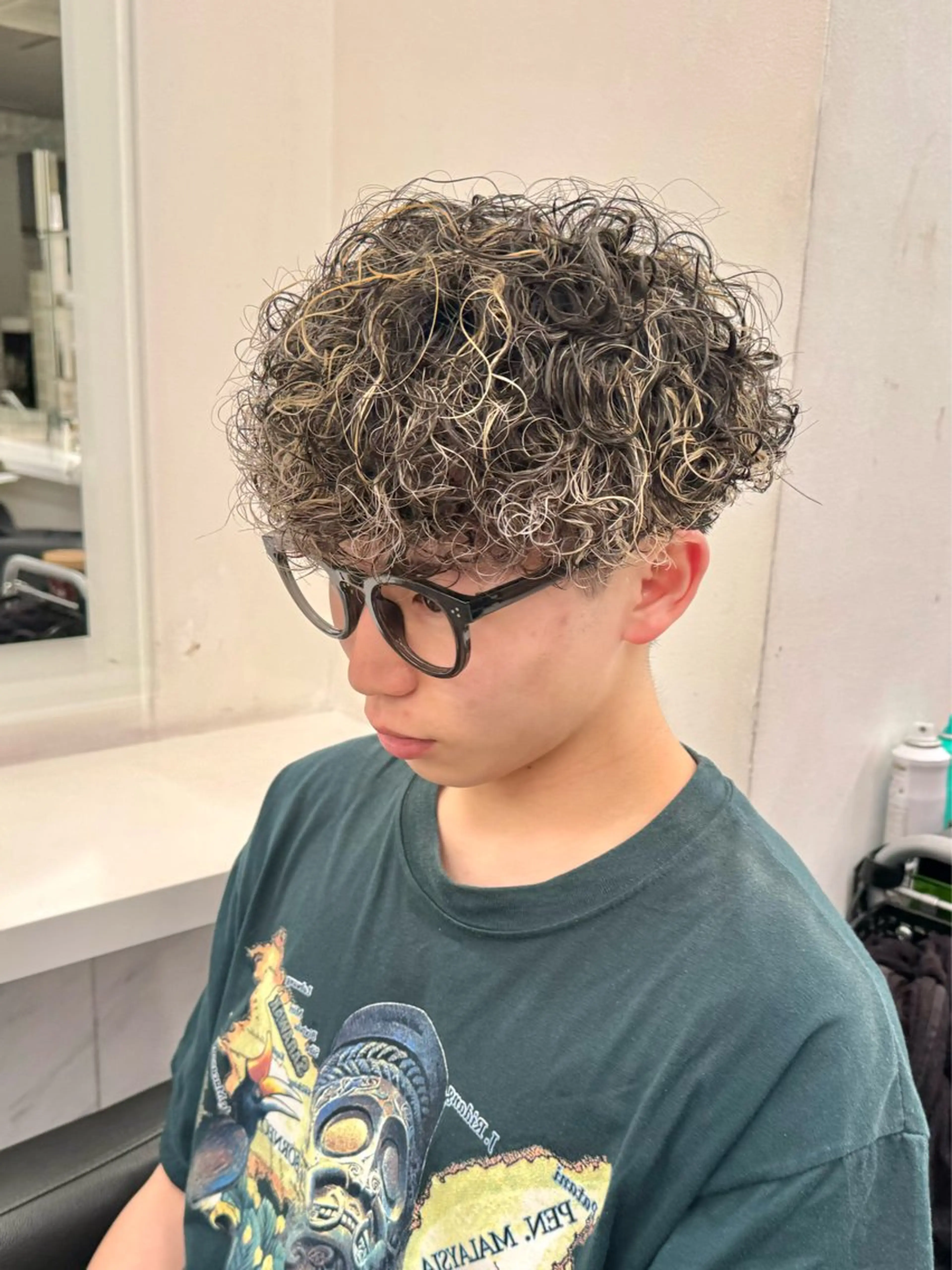 ミディアム カラー パーマ ヘアアレンジ メンズ ミディアムパーマ メンズメッシュ メンズパーマ プードルパーマ メッシュ カット ヘアカラー パーマ ヘッドスパ ヘアセット 顔まわりカット の達人のヘアスタイル