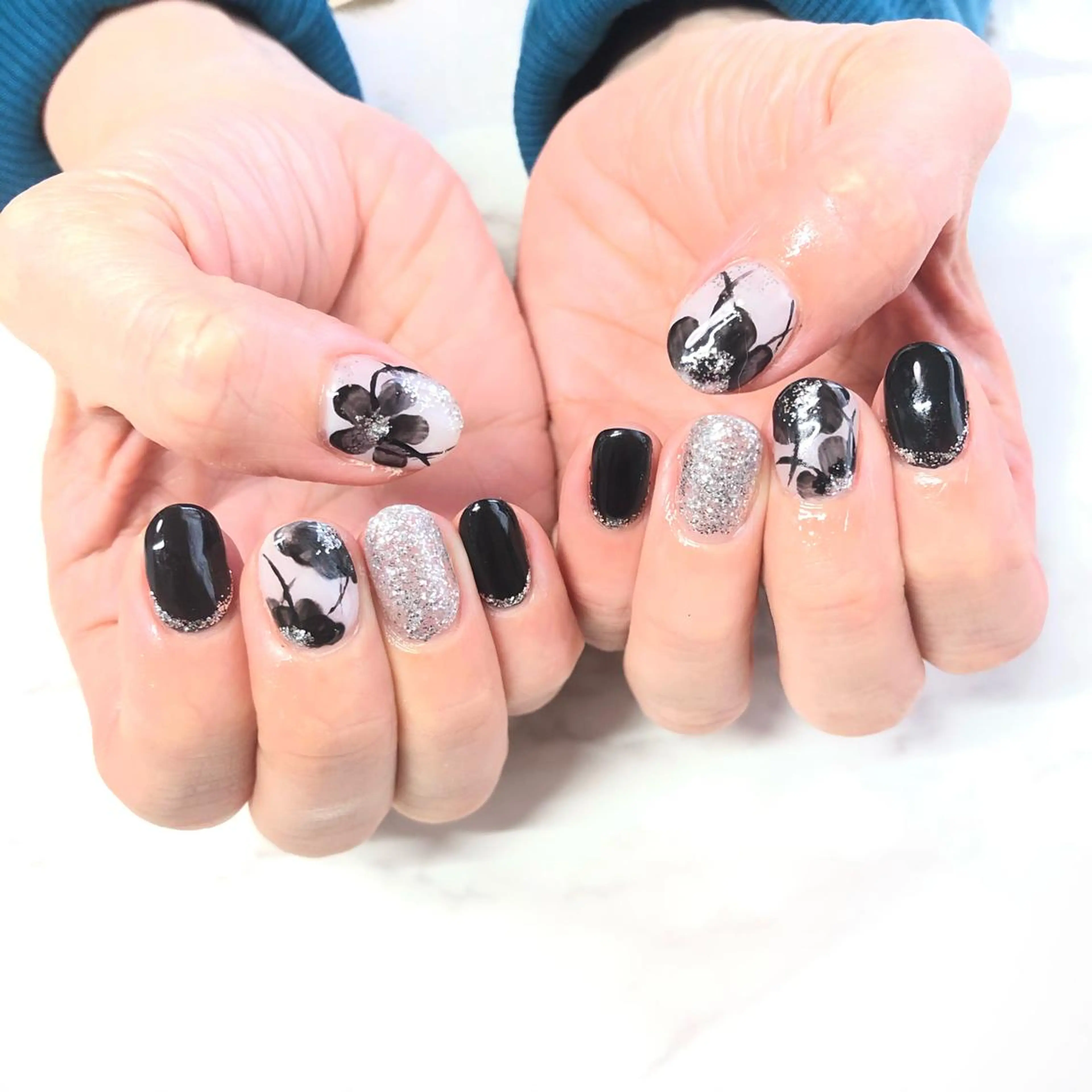 ストーン10粒までの定額ネイルの写真