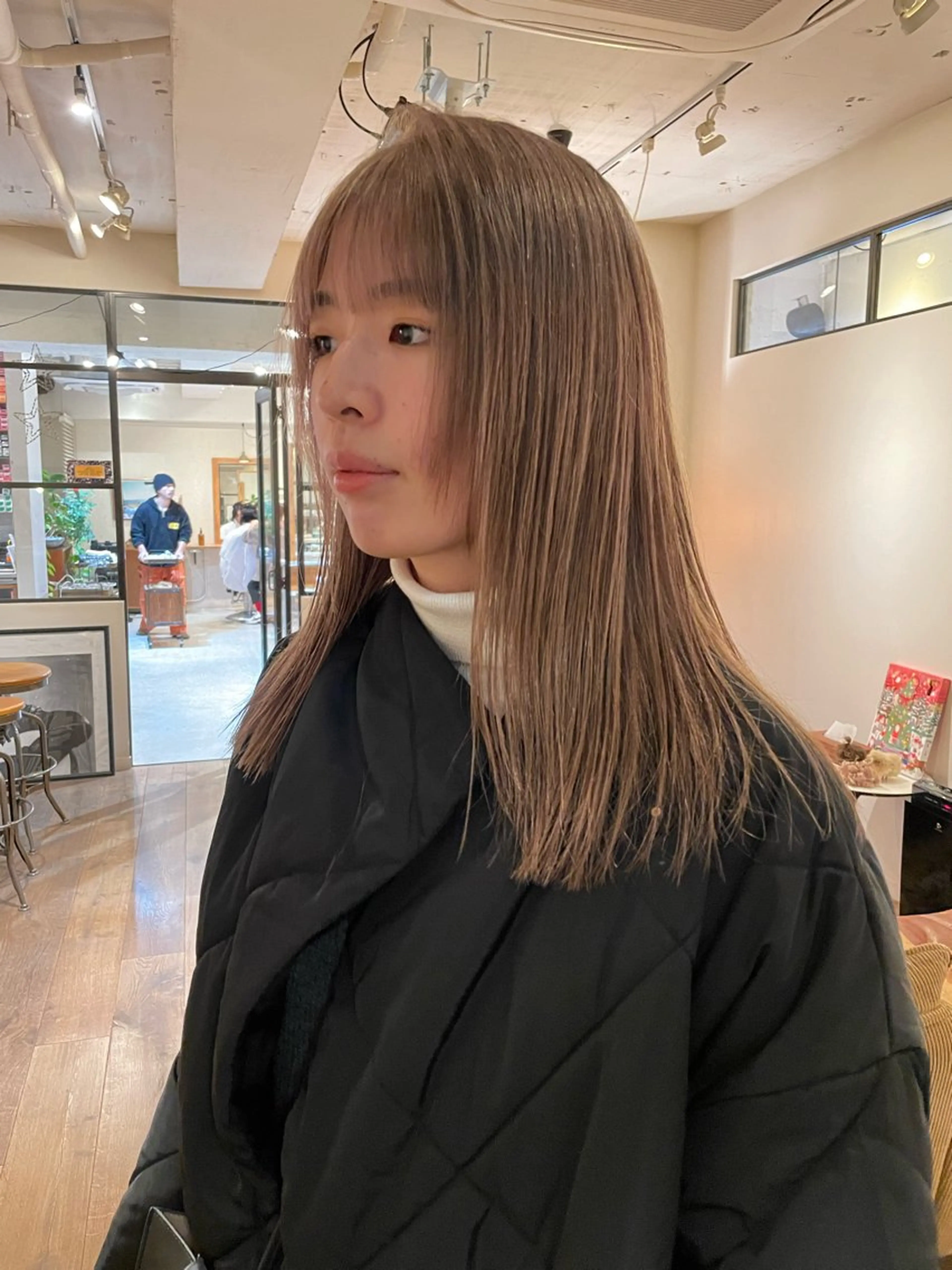 セミロング カラー ハイトーンカラー ヘアカラー ファッションに 溶け込むstyleのヘアスタイル