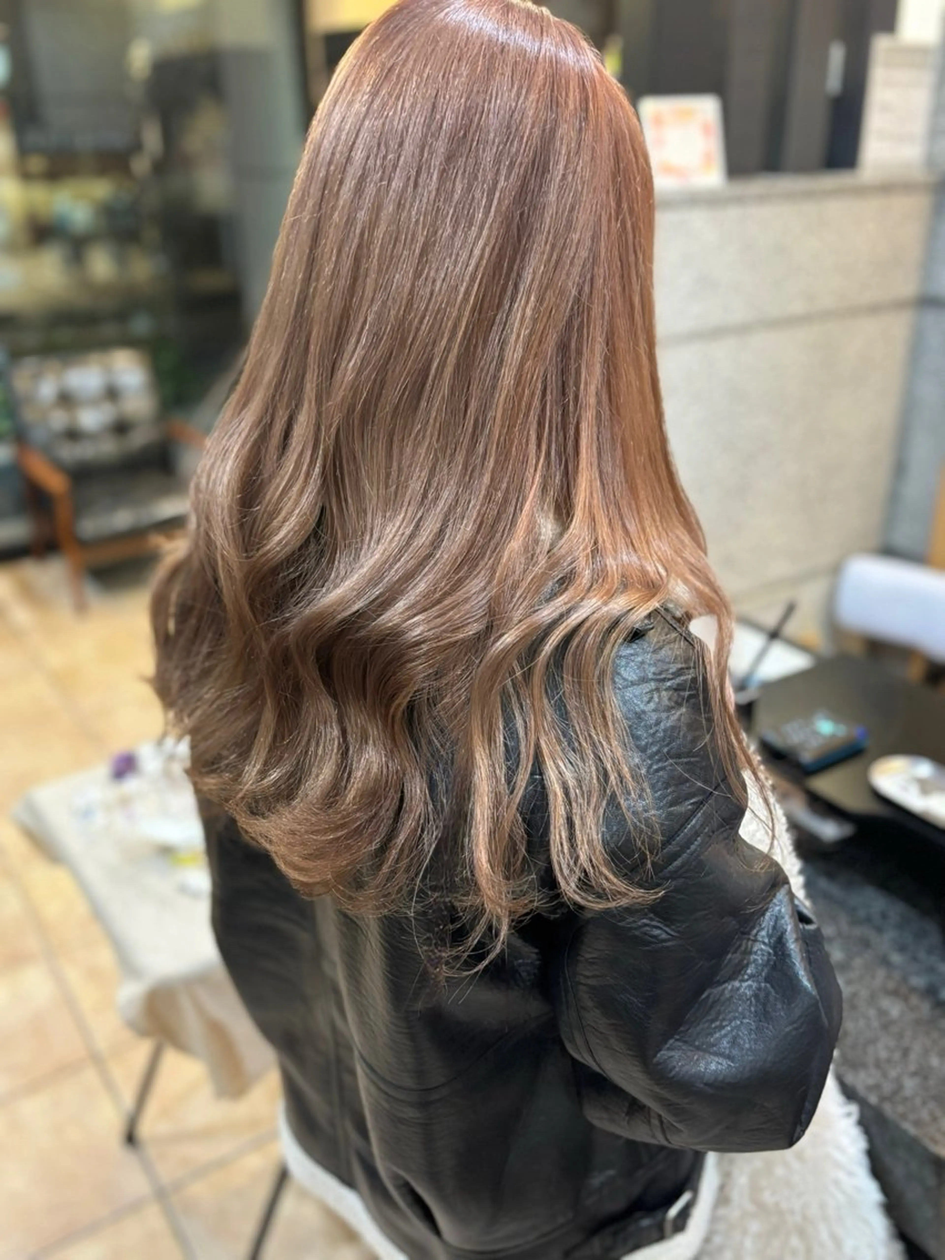 ロング カラー ベージュカラー ミルクティーベージュ ヘアカラー トリートメント 心斎橋/メンズパーマ ブリーチ/ハイトーンのヘアスタイル