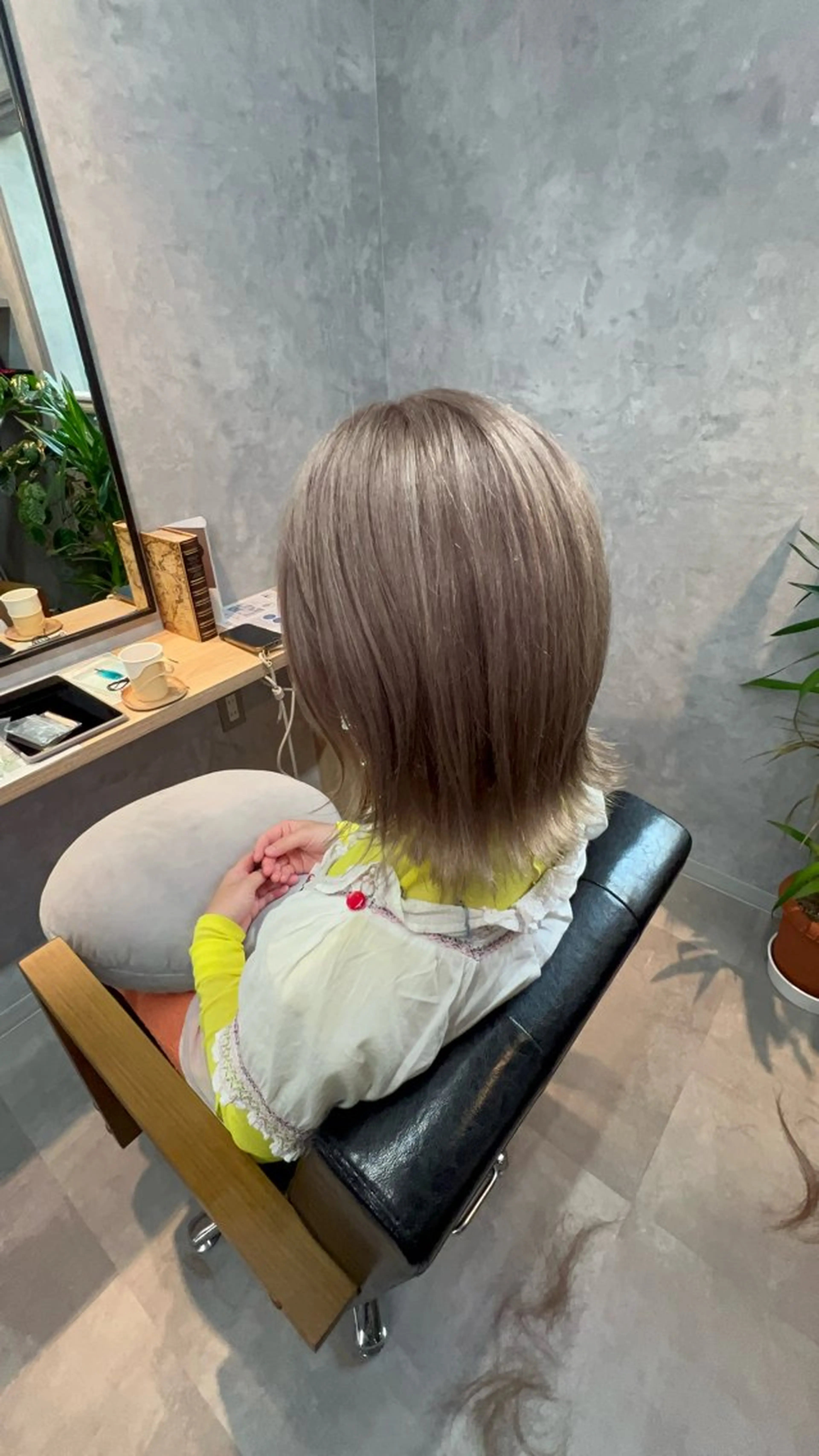 ミディアム カット ヘアカラー motoトップカラー リスト/ブリーチカラのヘアスタイル