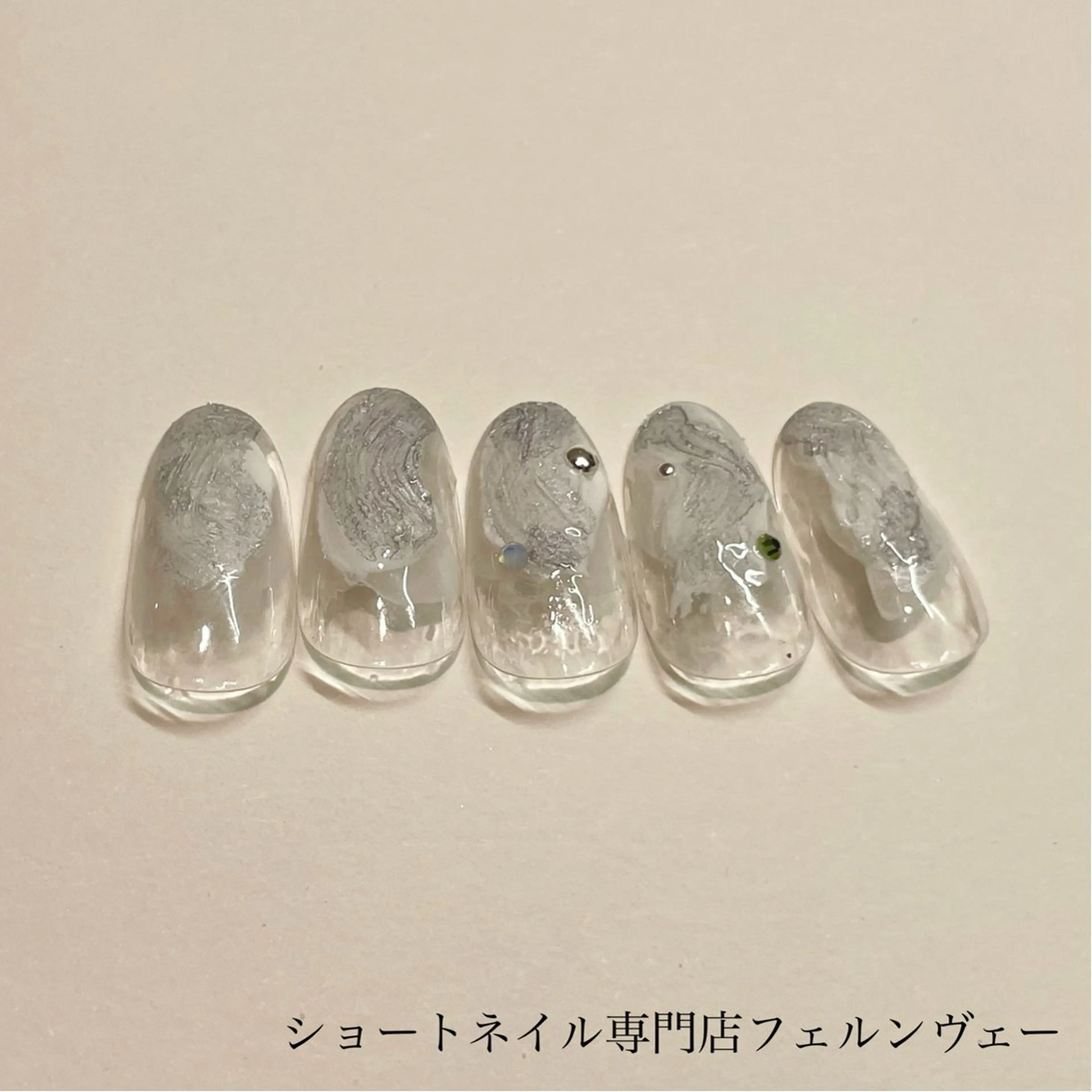 ネイル クリアネイル ジェルネイル シルバー ホワイト ハンドネイル ショートネイル専門店フェルンヴェー所属・ショートネイル専門店 フェルンヴェー代々木のネイルデザイン