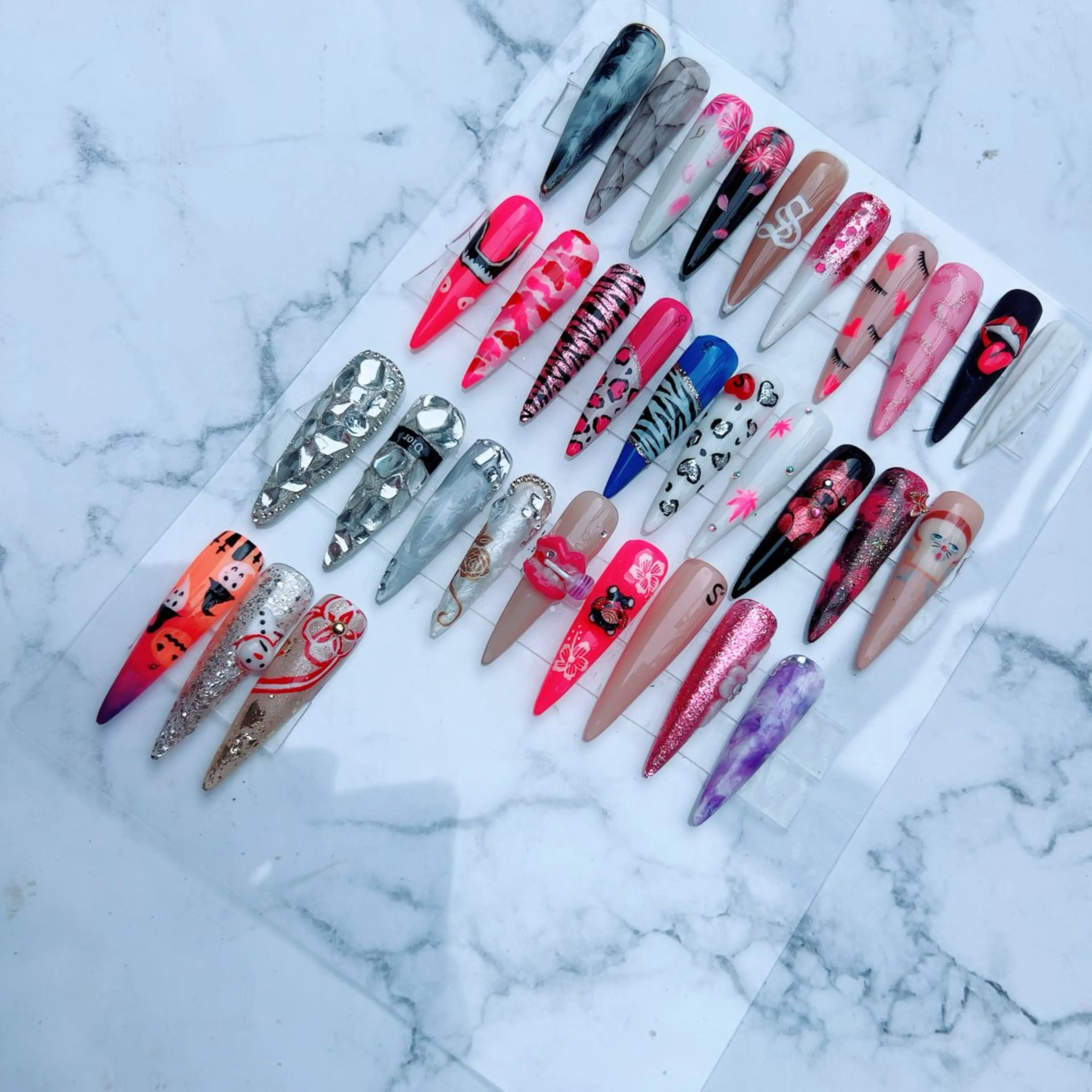 30種類近くから選べる1本アートネイル🎨の写真