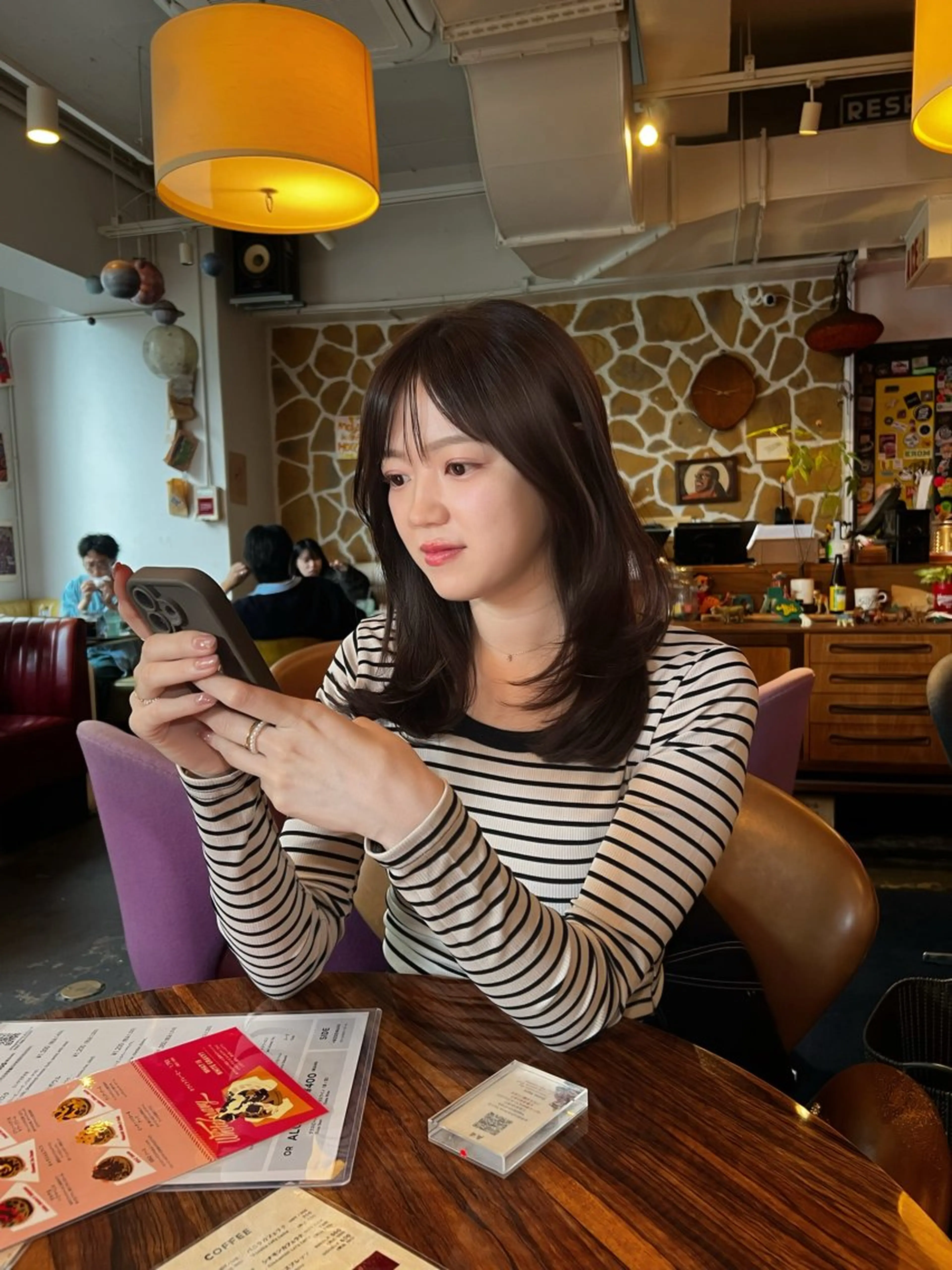 ミディアム カラー ミディアムレイヤー ブラウンカラー レイヤーカット カット ヘアカラー トリートメント ヘッドスパ ヘアセット 柔らかブラウン/顔周 りレイヤー♡ユウシのヘアスタイル