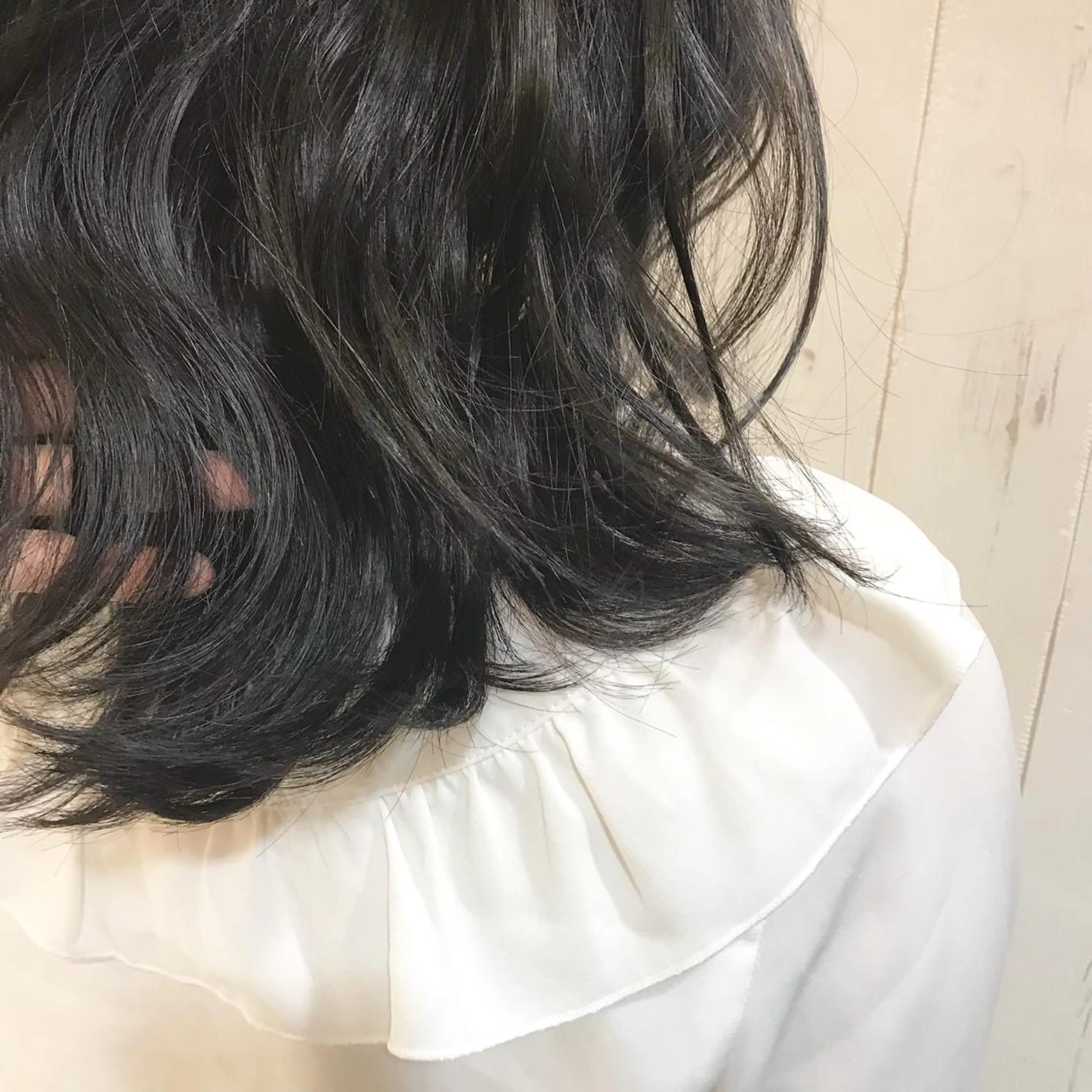 セミロング カラー ブリーチ オリーブ/アッシュ やわらか透明感カラーのヘアスタイル