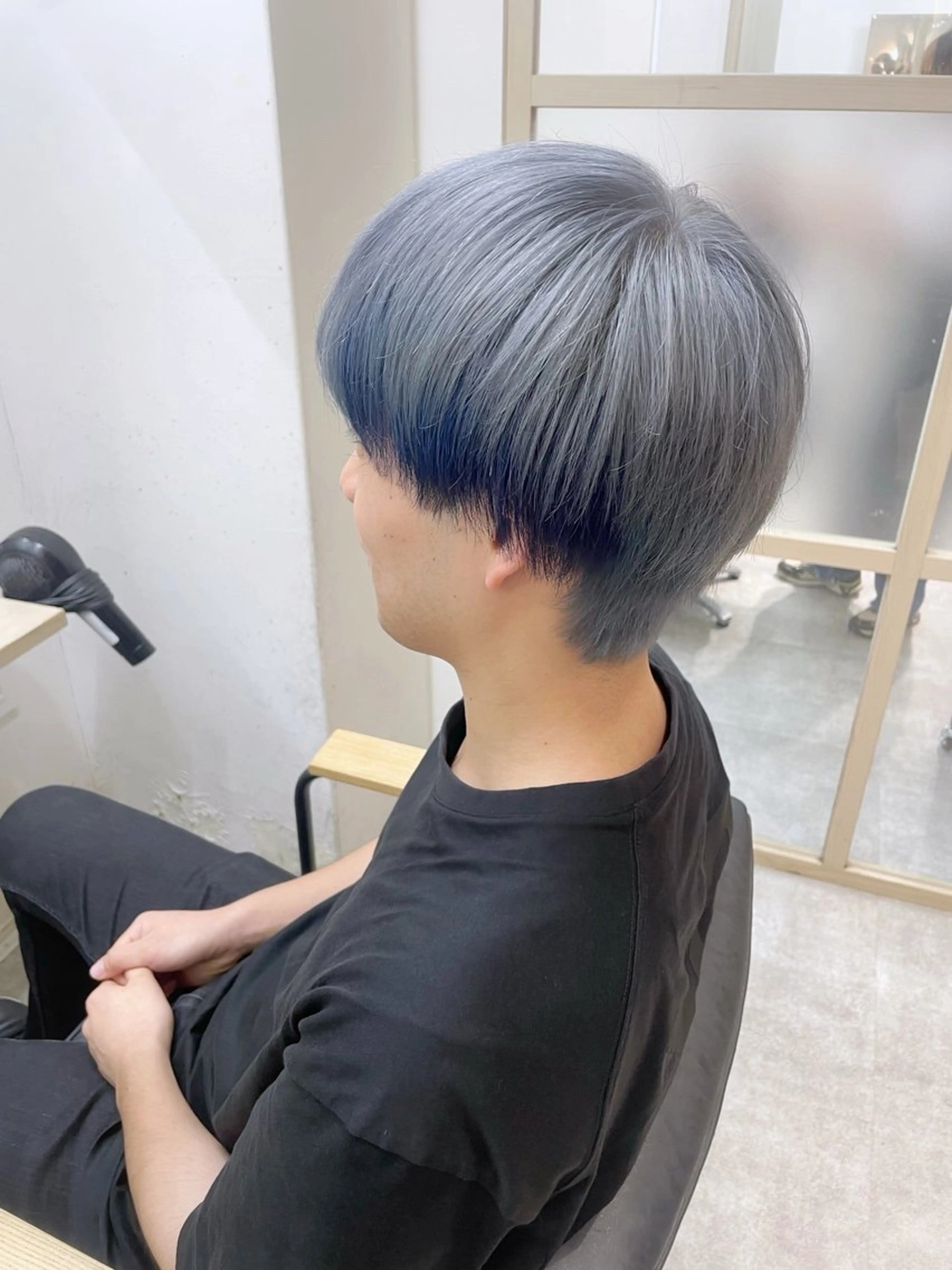 ミディアム カラー メンズ メンズハイトーン メンズインナーカラー ブルーカラー ハイトーンカラー インナーカラー カット ヘアカラー トリートメント EMANON新宿南口所属・🦄ケアブリーチ・ ウルフ・レイヤー🦄のヘアスタイル