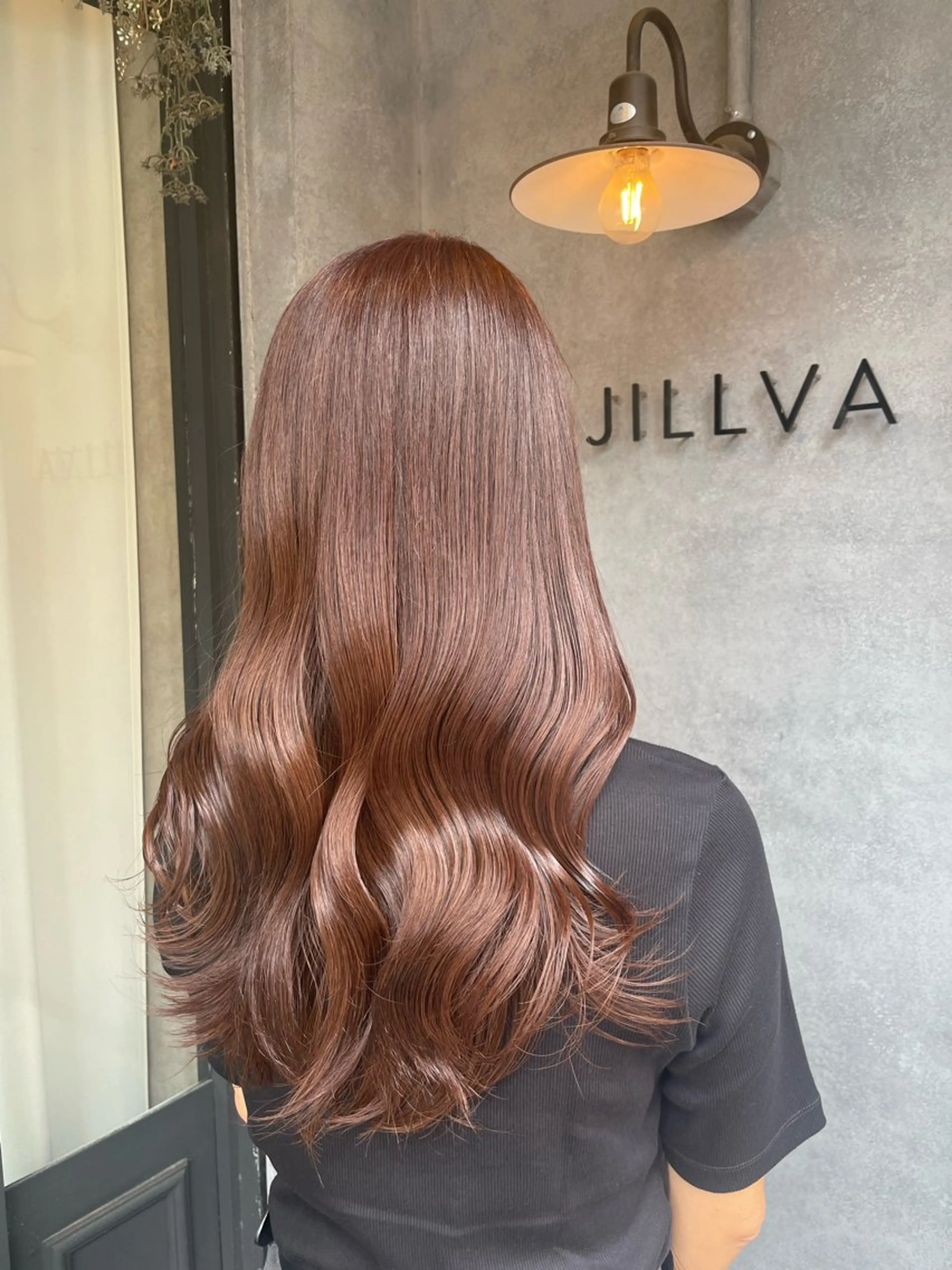ロング カラー レッドカラー N° jillva 腰山 菜々美のヘアスタイル