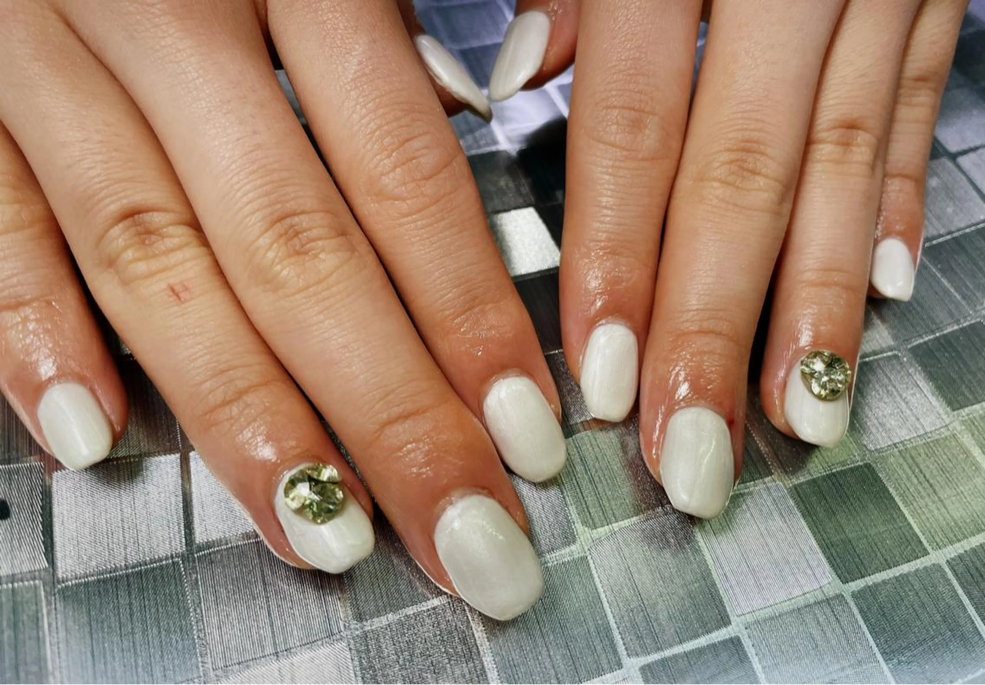 ネイル ワンカラーネイル ストーンネイル ホワイト Regulus 光田のネイルデザイン