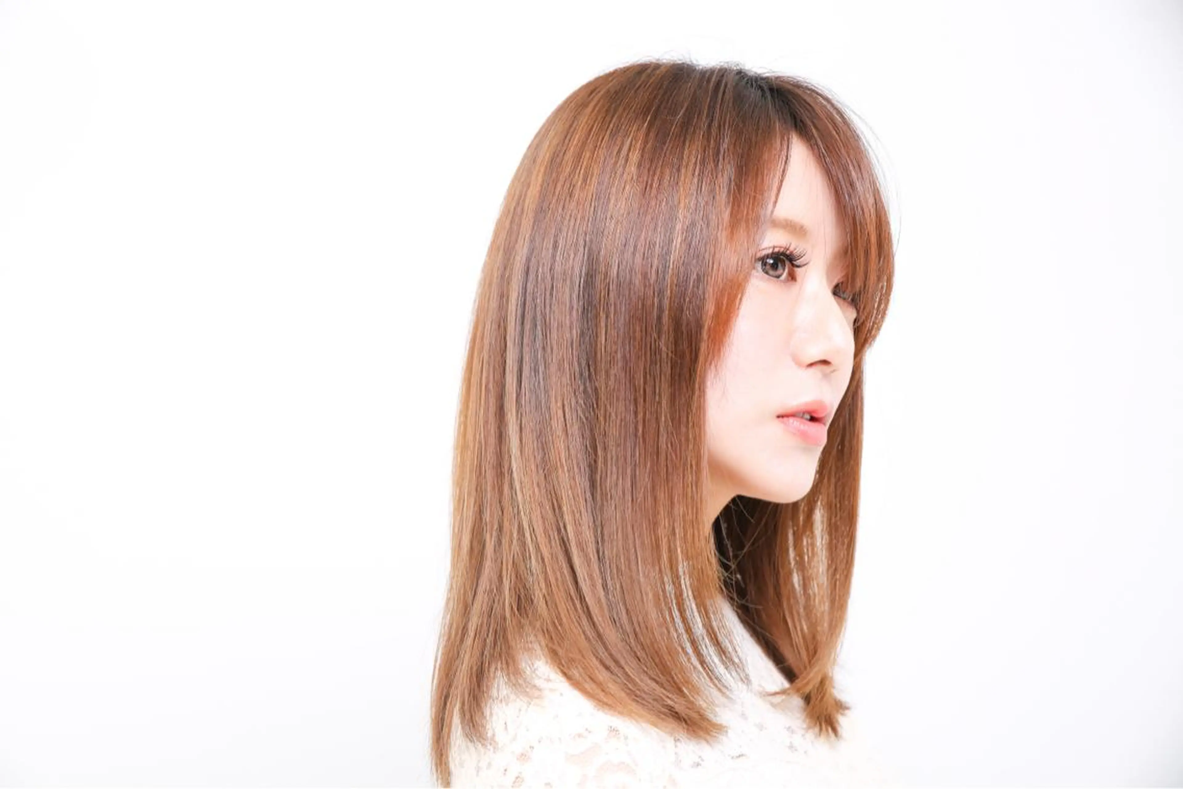 セミロング 韓国レイヤーカット/ ダブルカラーのヘアスタイル