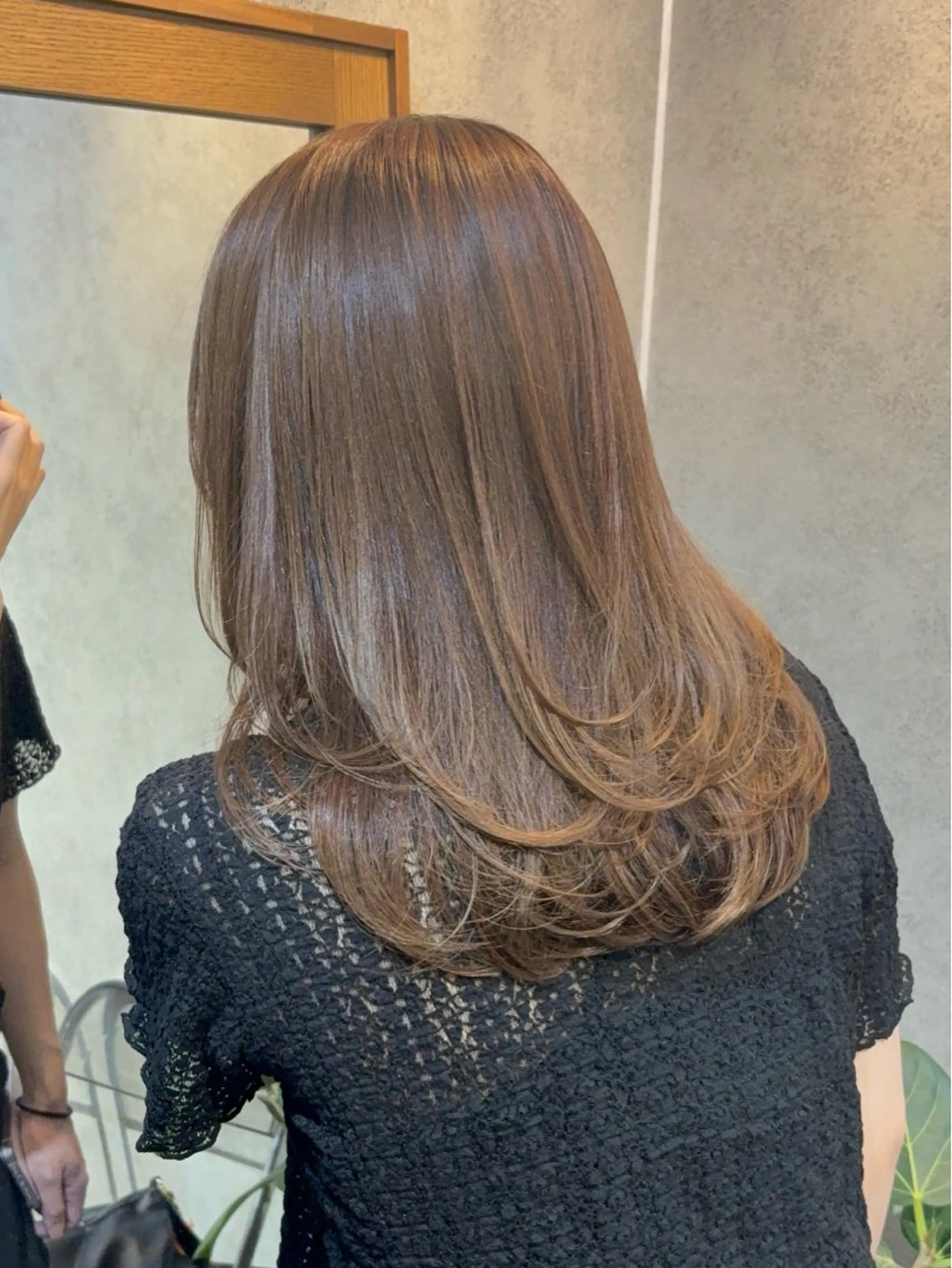 ミディアム レイヤーカット 赤みオフの透明感職人 /ケア重視の美髪施術のヘアスタイル