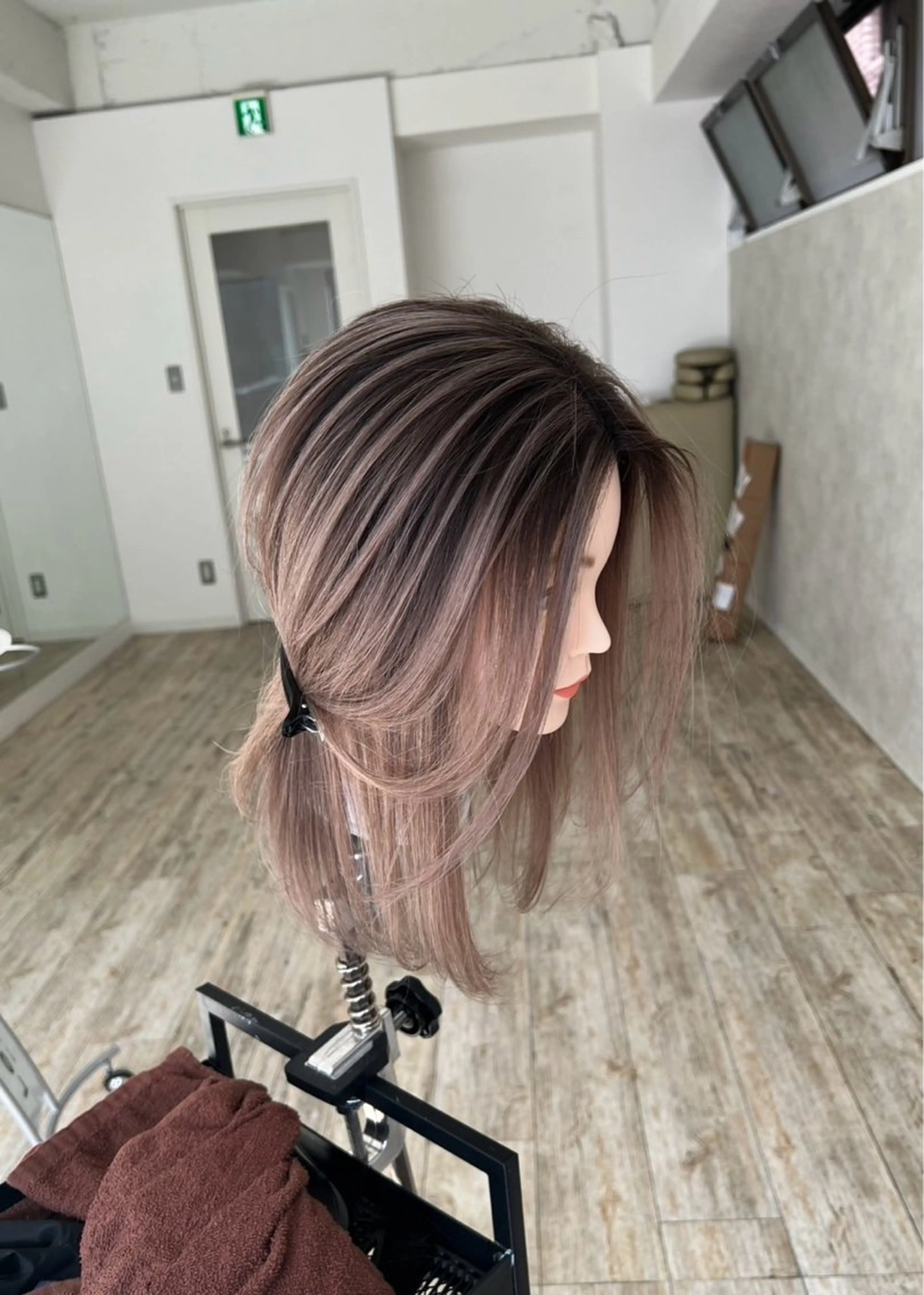 ミディアム カラー バレイヤージュ ベージュカラー ホワイトベージュ レイヤーカット ヘアカラー トリートメント ROBIN所属・指名数No.1 /NAOYAのヘアスタイル