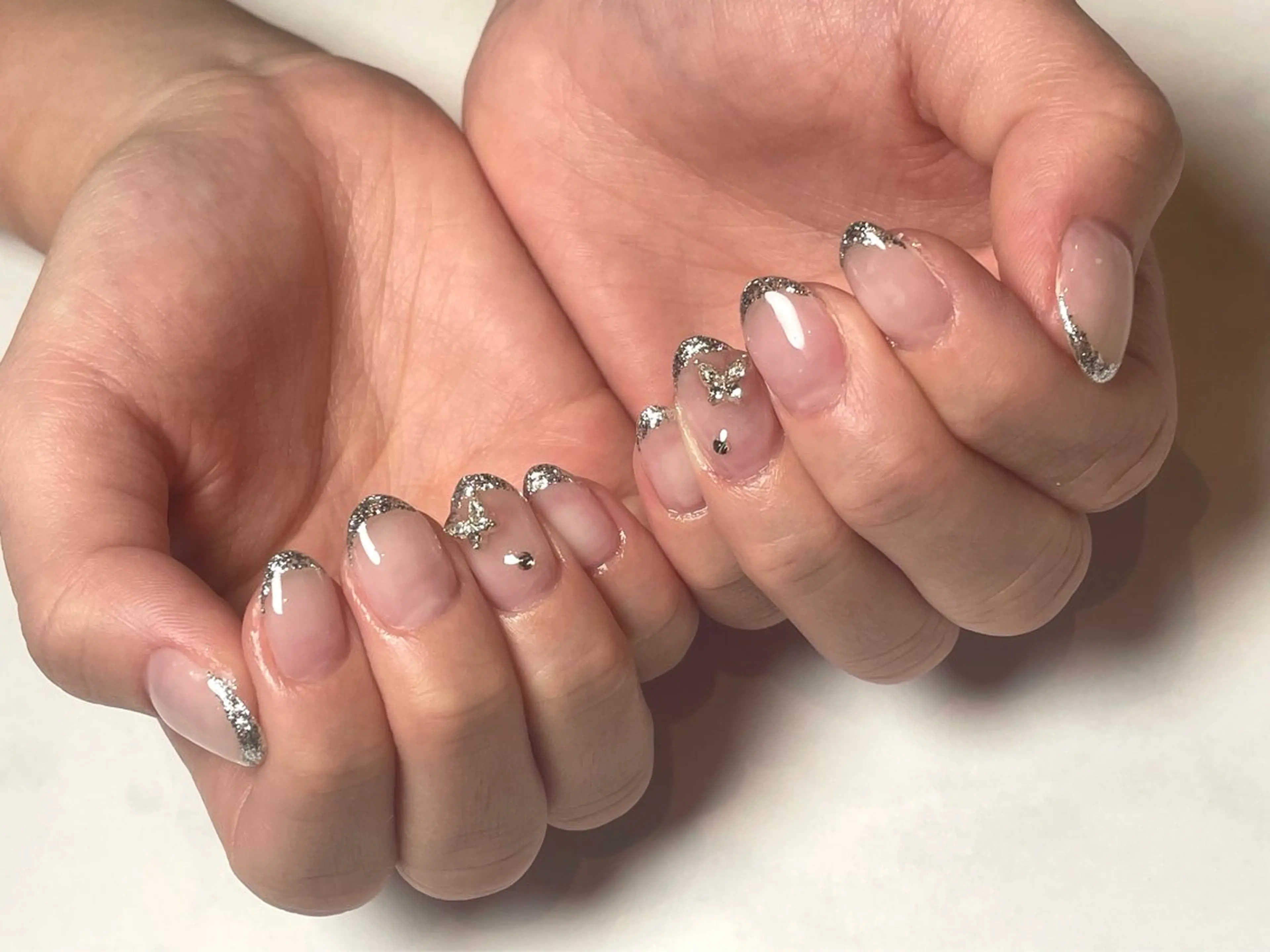 シルバーラメフレンチ💅蝶々🦋パーツの写真