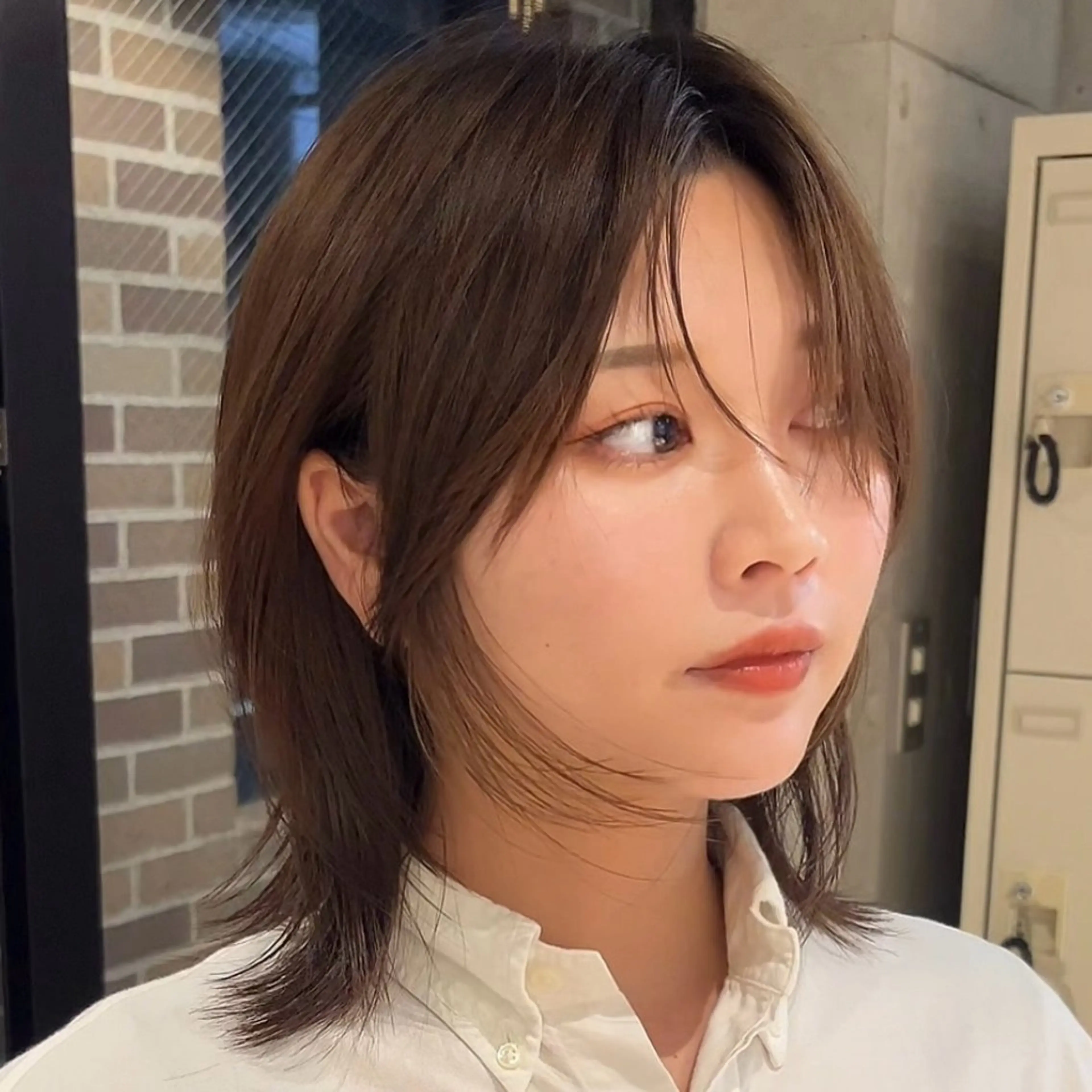 ミディアム カット ウルフとデザイン カラーの神のヘアスタイル