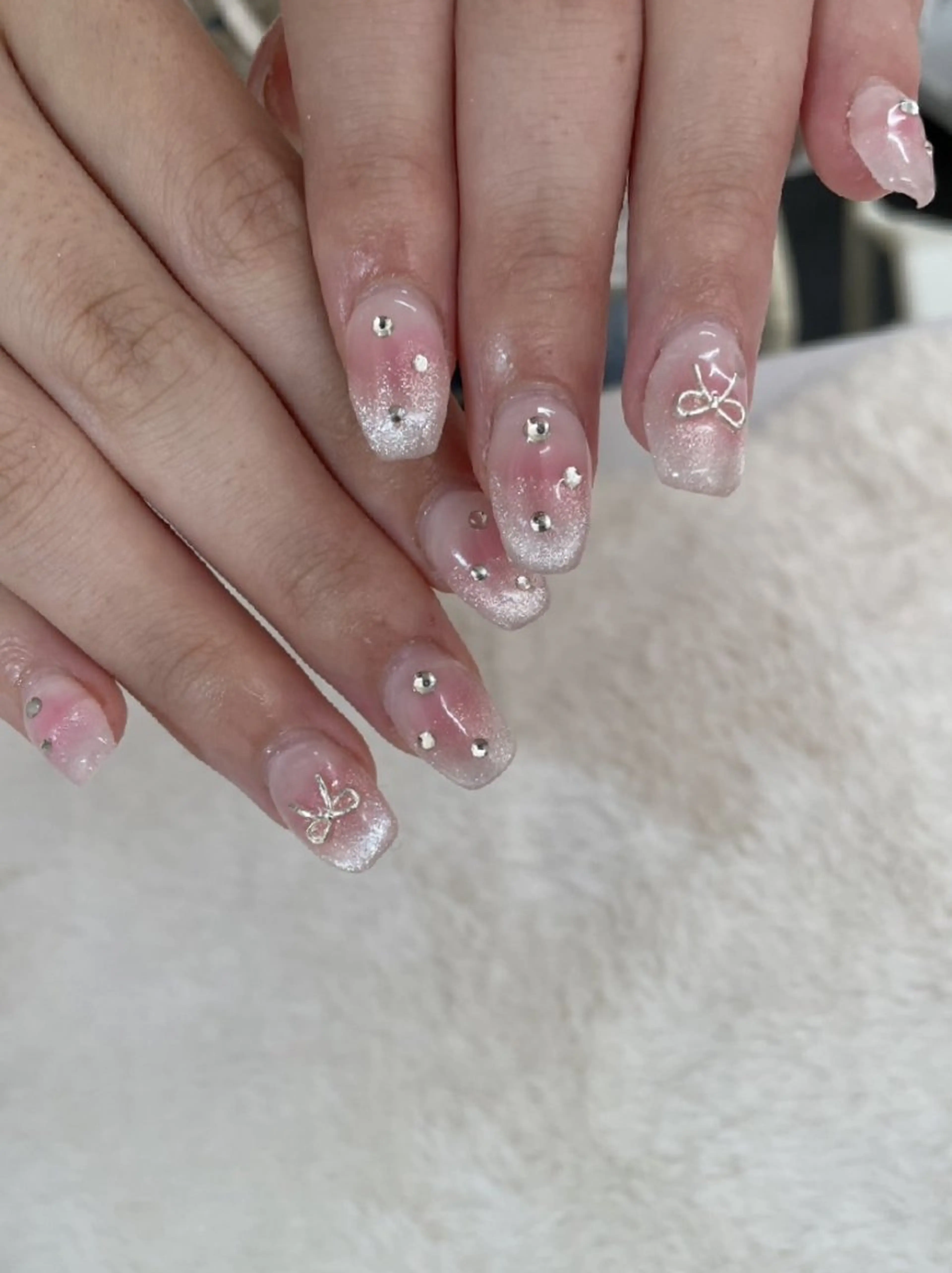 ネイル チークネイル フレンチネイル マグネットネイル マグネットフレンチ リボン ハンドネイル ハンドケア 心斎橋Salon Epokkuのネイルデザイン