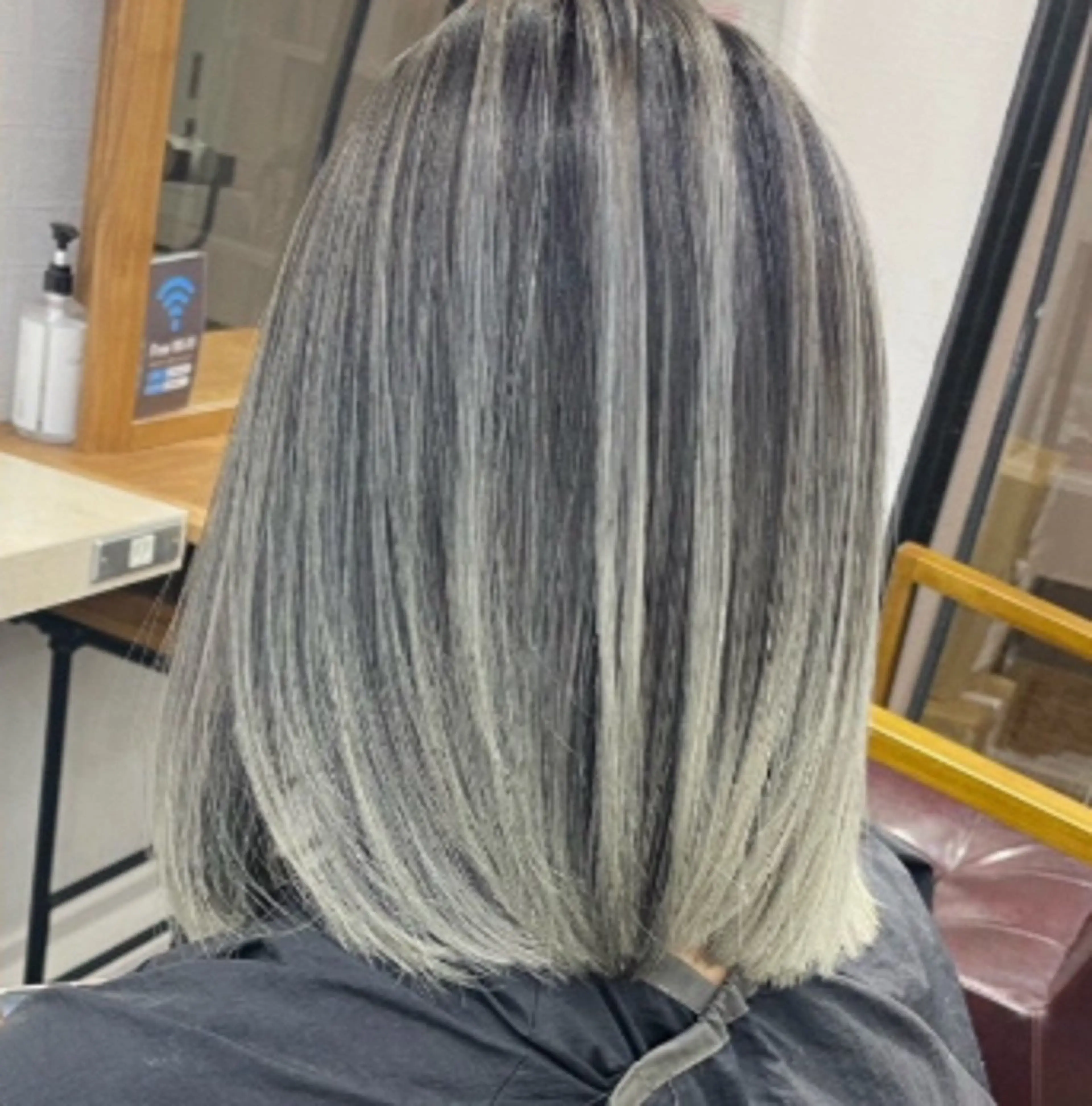 セミロング apollo 横浜所属・横浜🦋ハイトーン 🫐耳つぼジュエリーのヘアスタイル