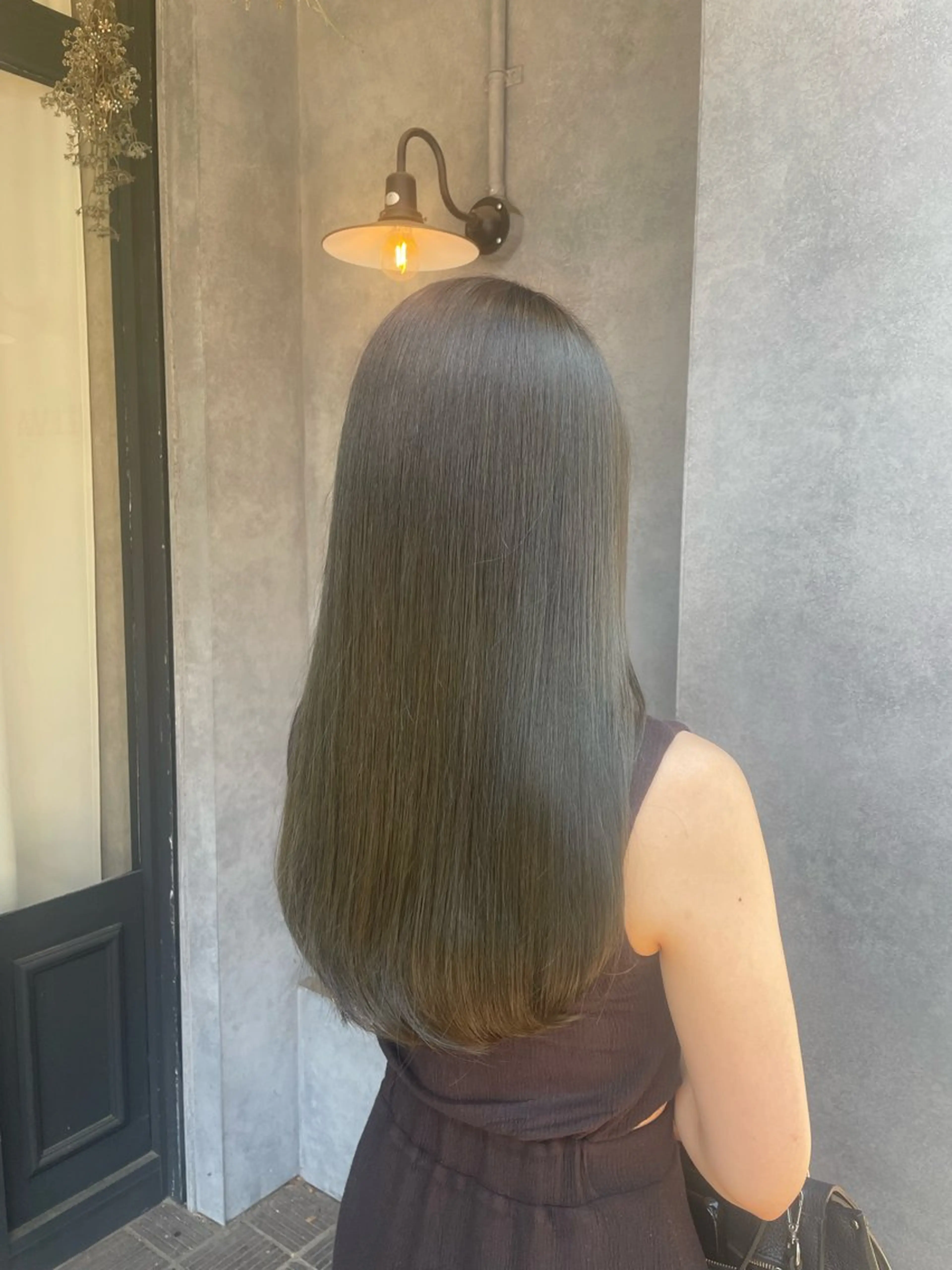 ロング カラー グレージュ オリーブグレージュ オリーブグレー カット ヘアカラー N°　jillva 腰山 菜々美のヘアスタイル