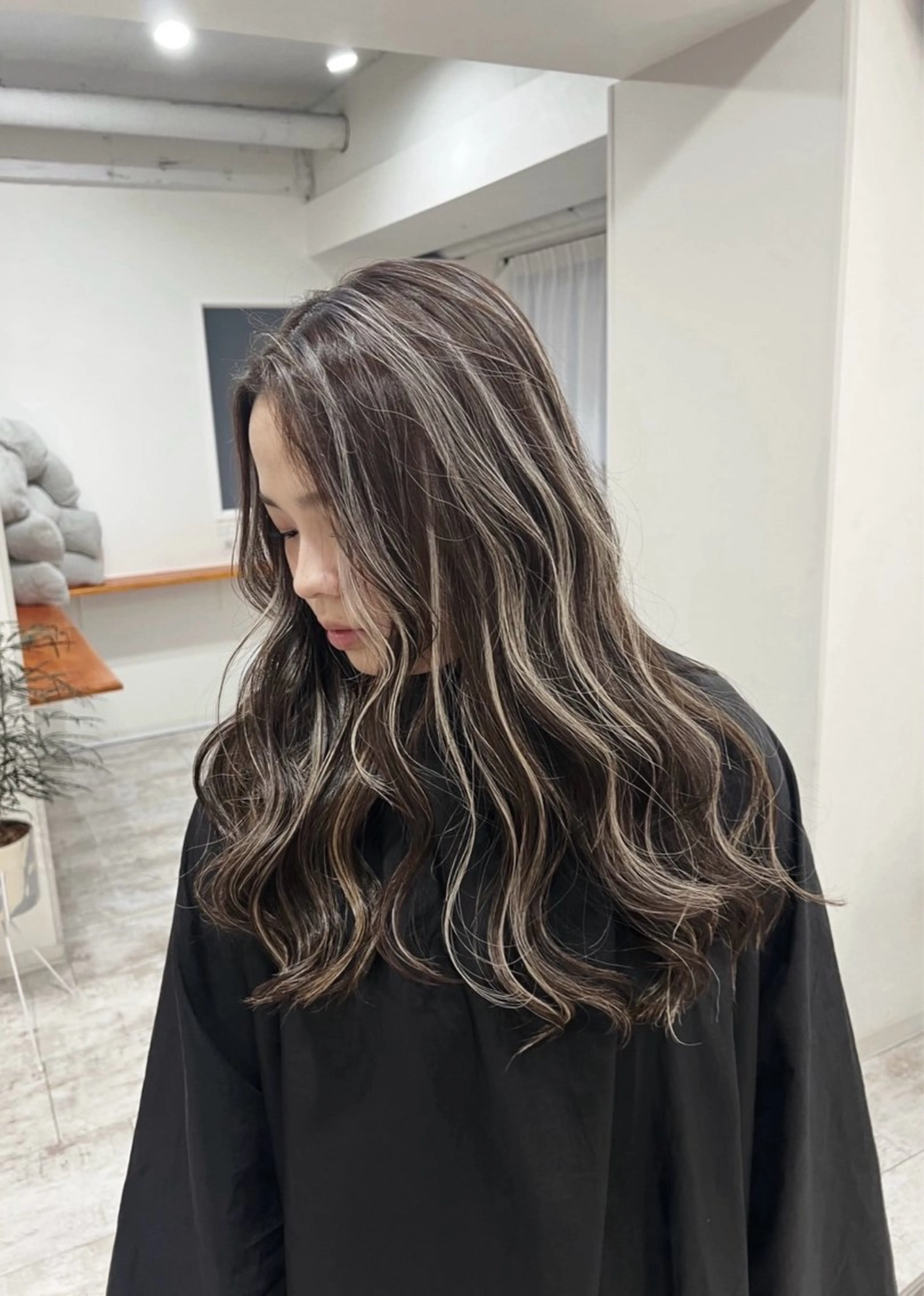 ロング カラー ダークグレー ダークグレージュ グレージュ ハイライトカラー ハイライト ヘアカラー トリートメント ROBIN所属・指名数No.1 /NAOYAのヘアスタイル