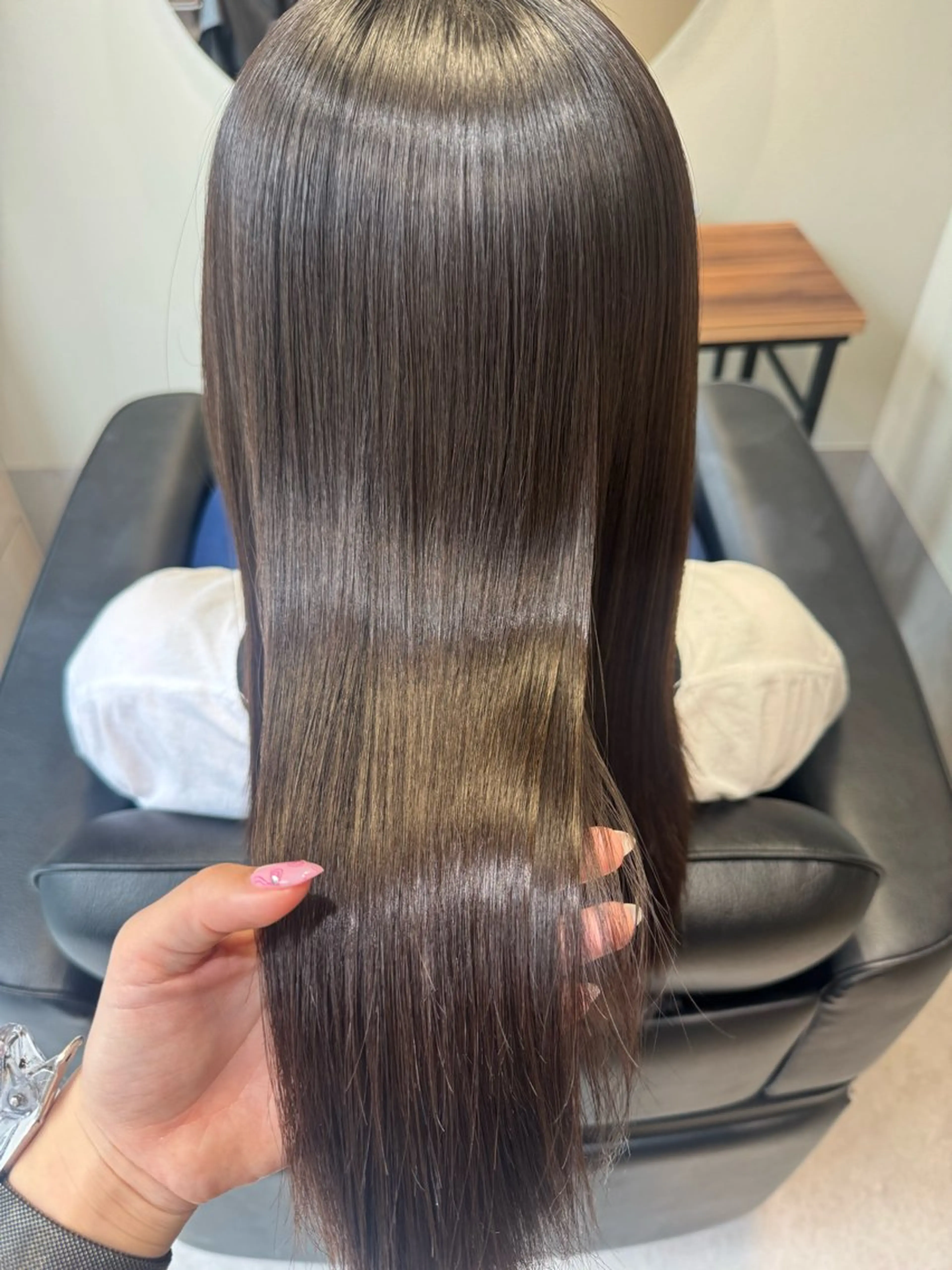 ロング NAVY 橋本心 縮毛矯正のヘアスタイル