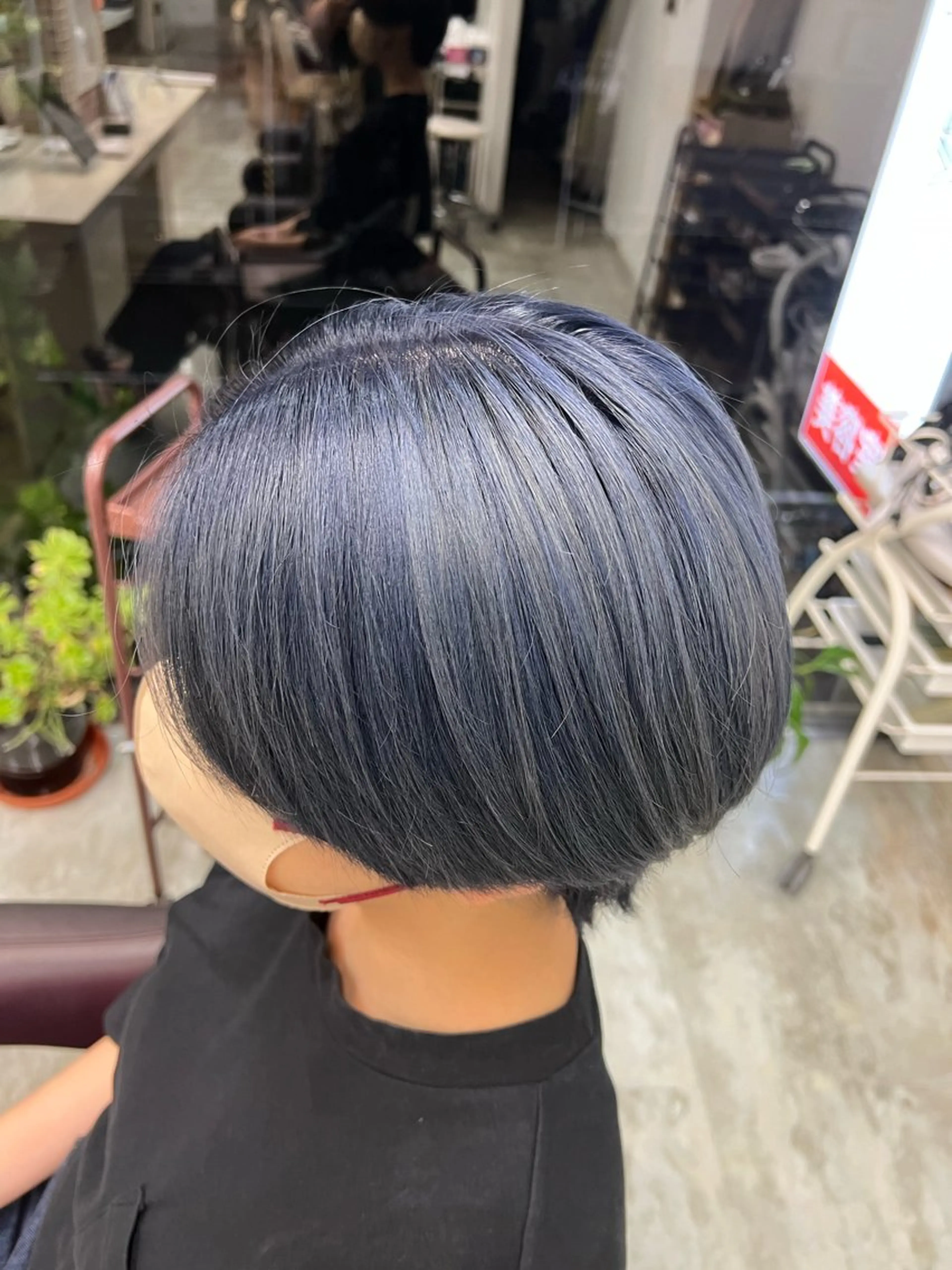 ショート カラー ブルーカラー シルバー 切りっぱなし/ レイヤー/ももかのヘアスタイル