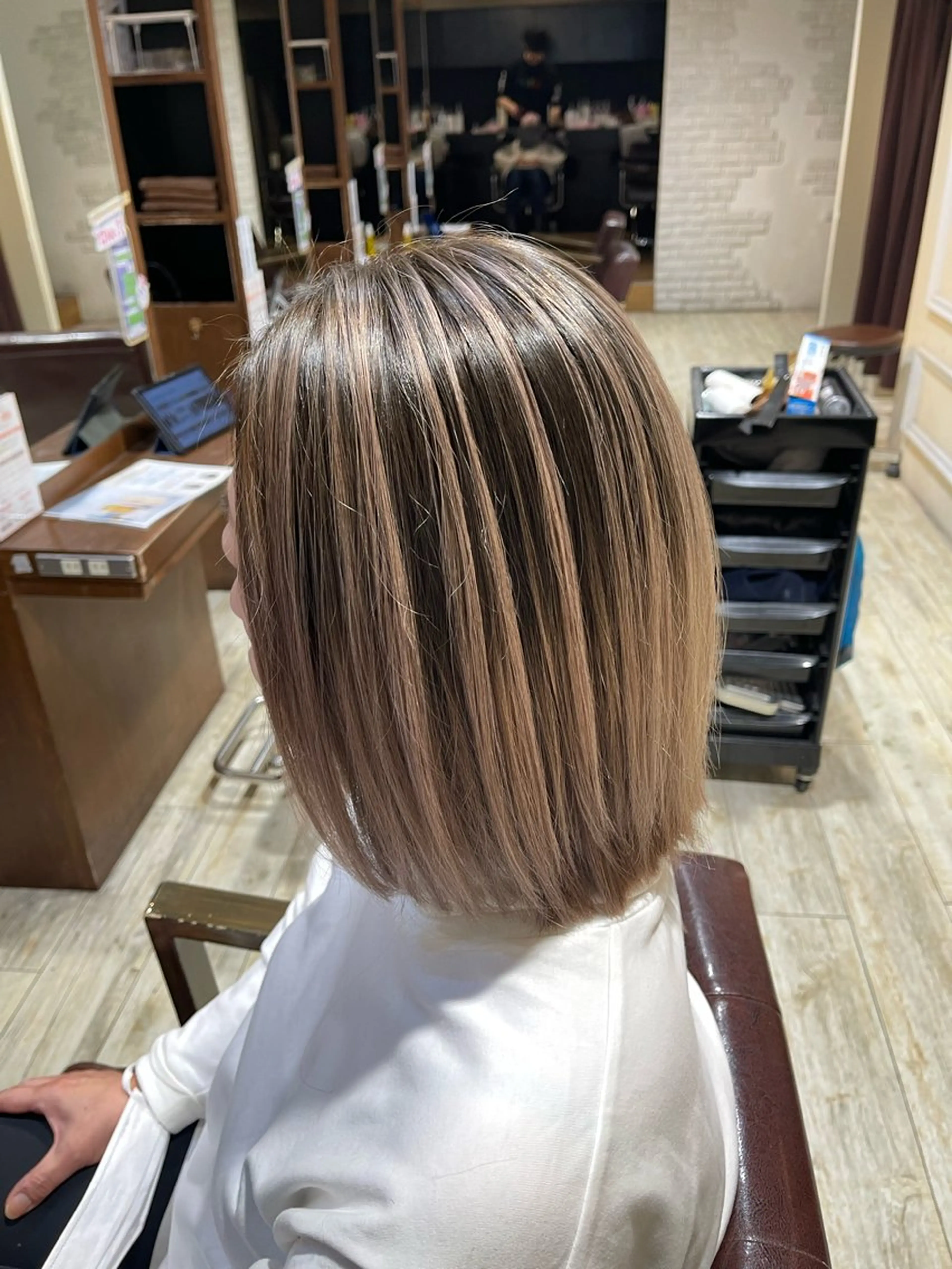 ミディアム カラー バレイヤージュ ブリーチ レイヤーカット カット ヘアカラー トリートメント Che'ri所属・海外レイヤー/ レイヤーカット/和田のヘアスタイル