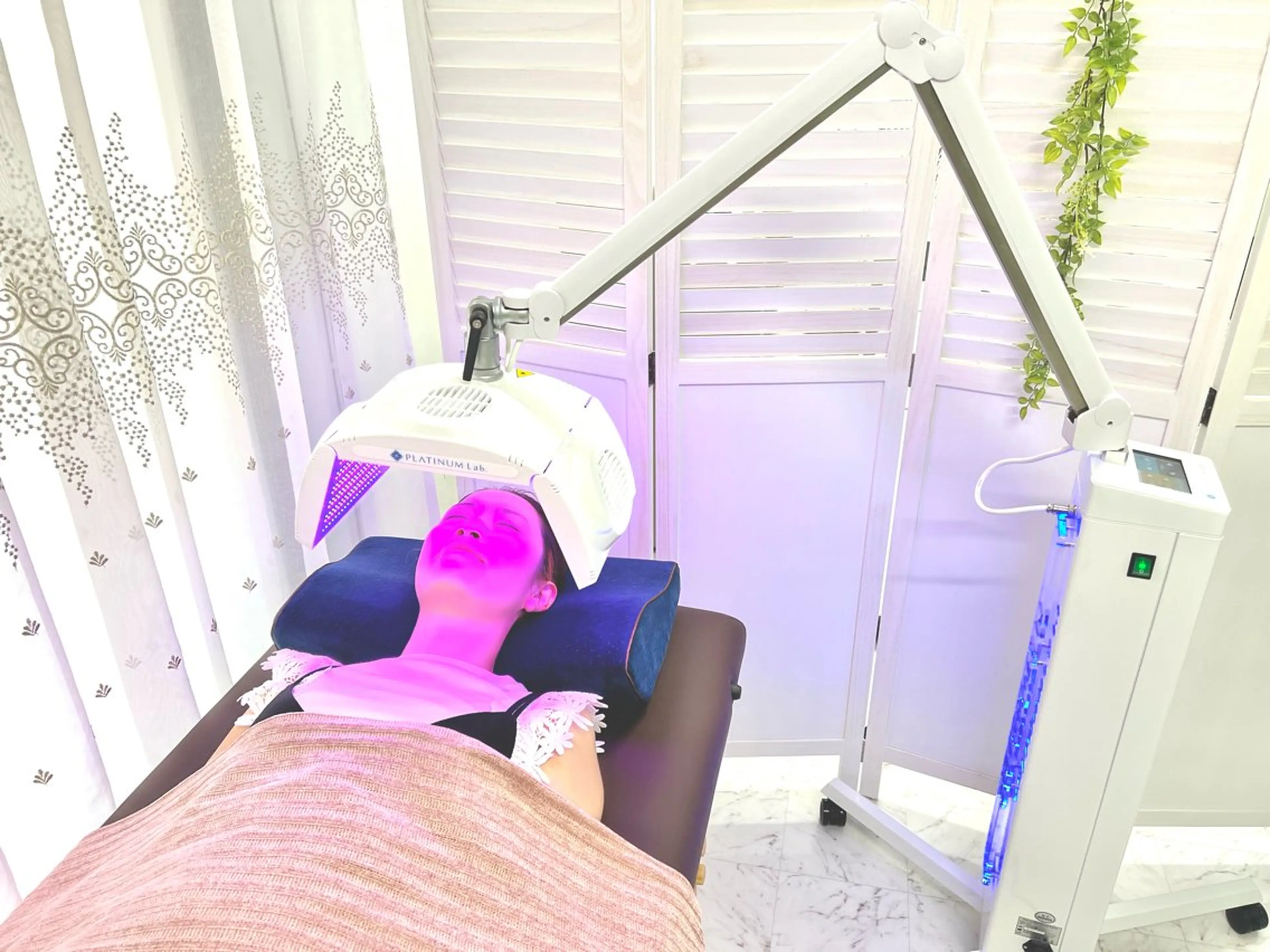 【トーンUPしたい方に】美白LEDフェイシャル(30分照射)+濃密顔パックの写真